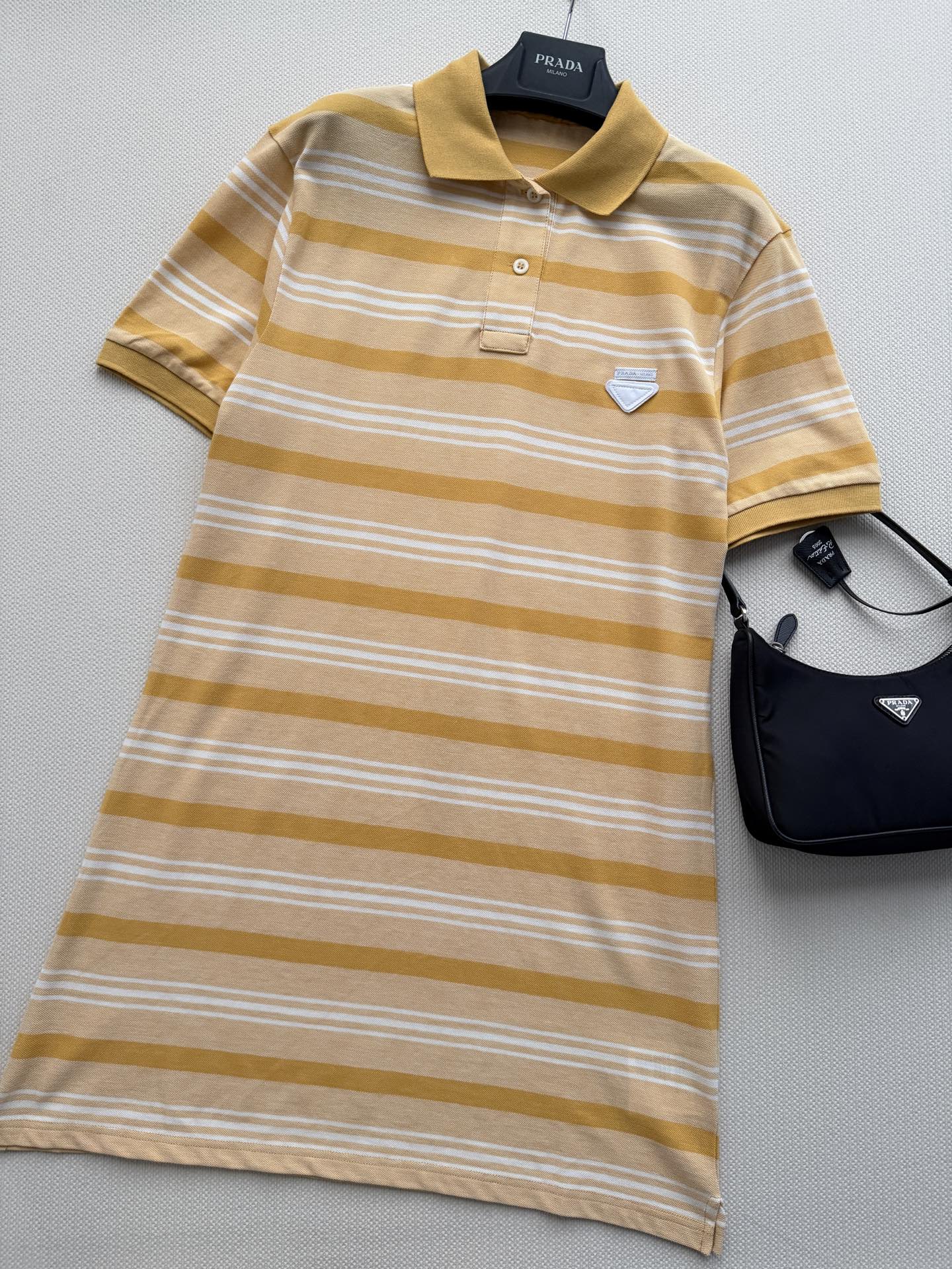 PRAD*🆕黄白条纹针织连衣裙清爽治愈的黄白条纹自带夏日松弛感✨经典直筒版型修饰腿型，不挑身材轻松驾驭高