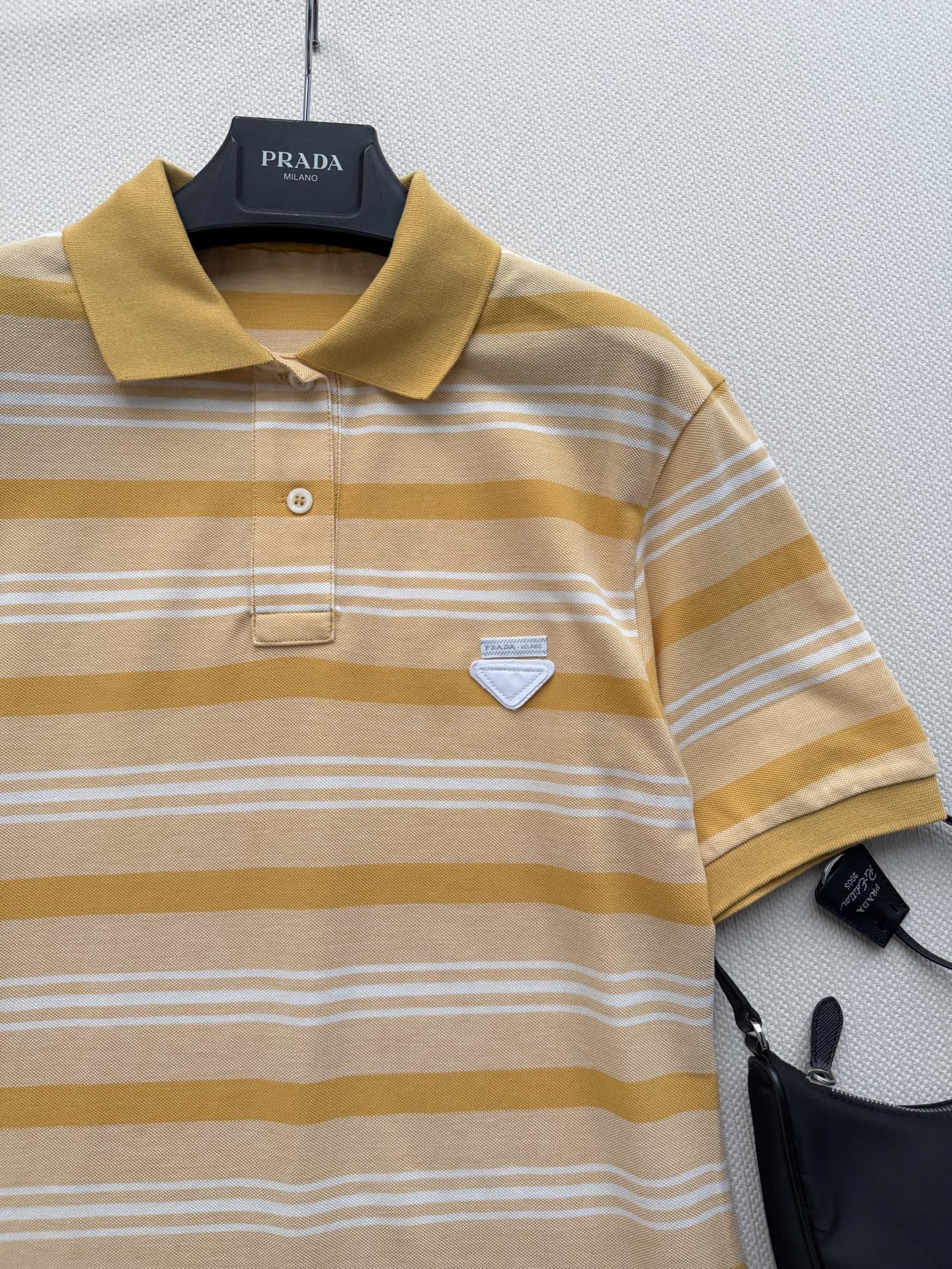 PRAD*🆕黄白条纹针织连衣裙清爽治愈的黄白条纹自带夏日松弛感✨经典直筒版型修饰腿型，不挑身材轻松驾驭高