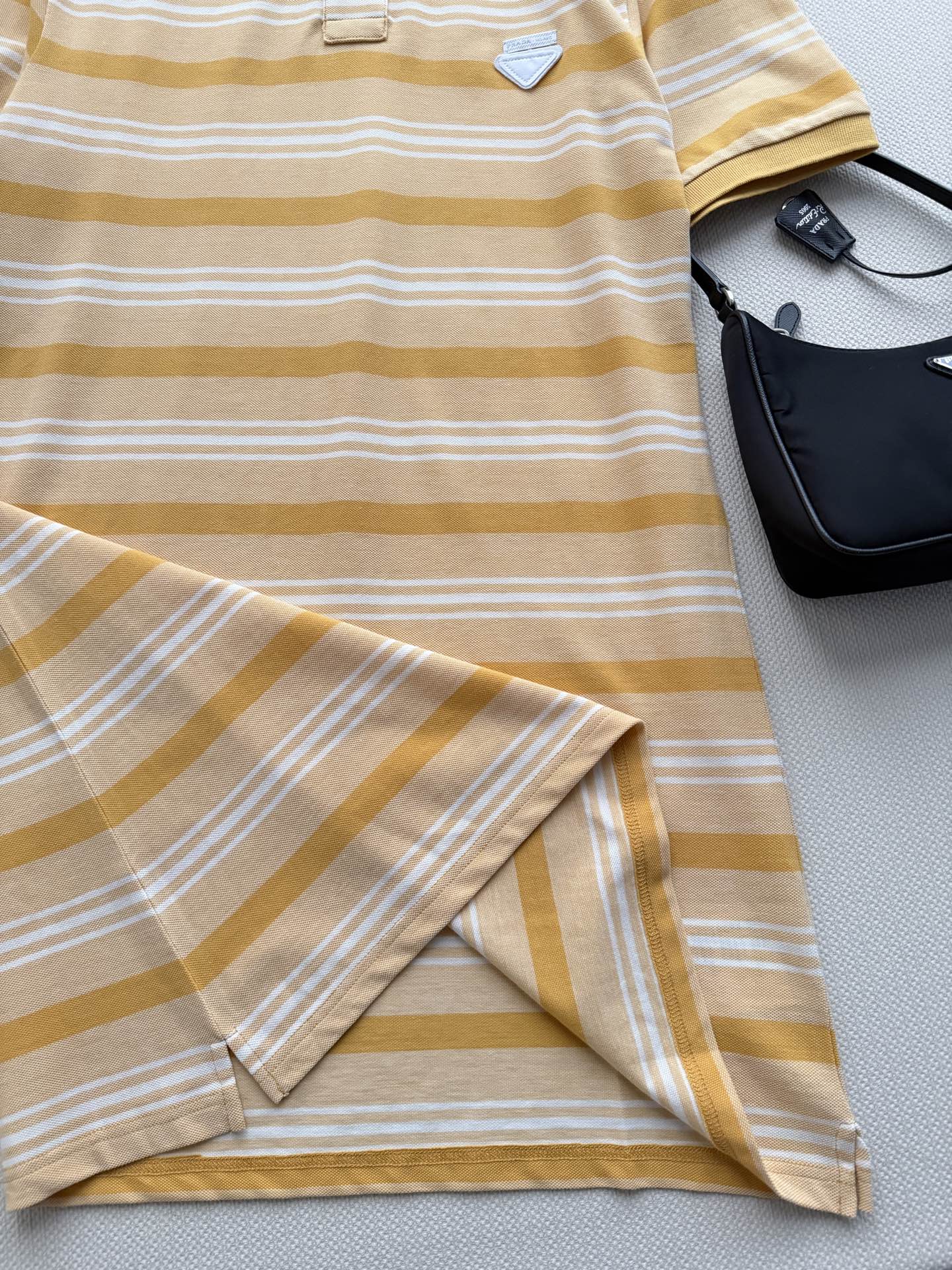 PRAD*🆕黄白条纹针织连衣裙清爽治愈的黄白条纹自带夏日松弛感✨经典直筒版型修饰腿型，不挑身材轻松驾驭高