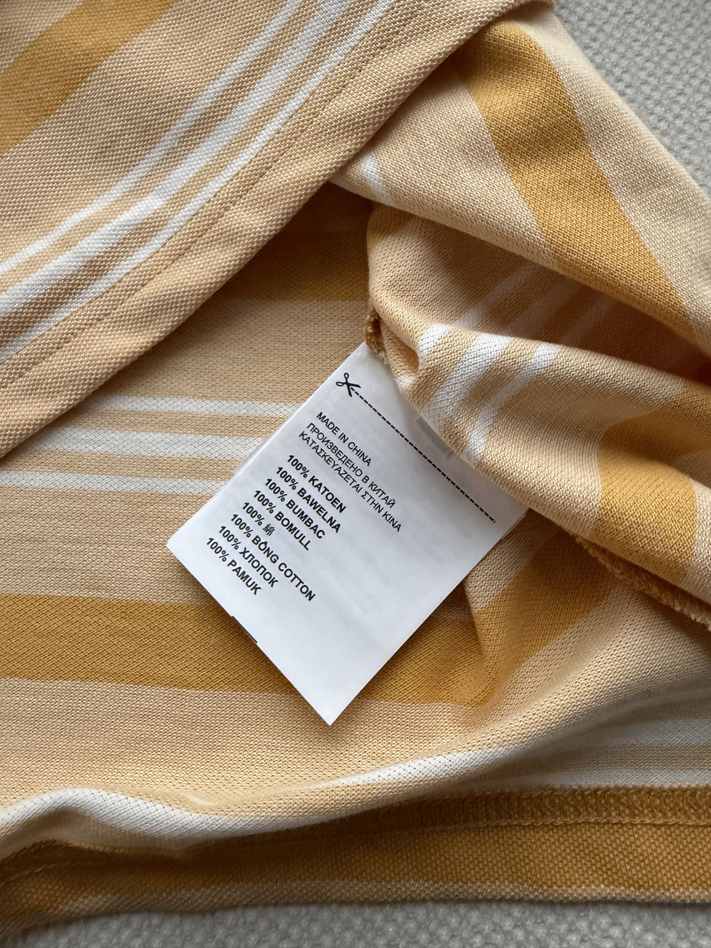 PRAD*🆕黄白条纹针织连衣裙清爽治愈的黄白条纹自带夏日松弛感✨经典直筒版型修饰腿型，不挑身材轻松驾驭高