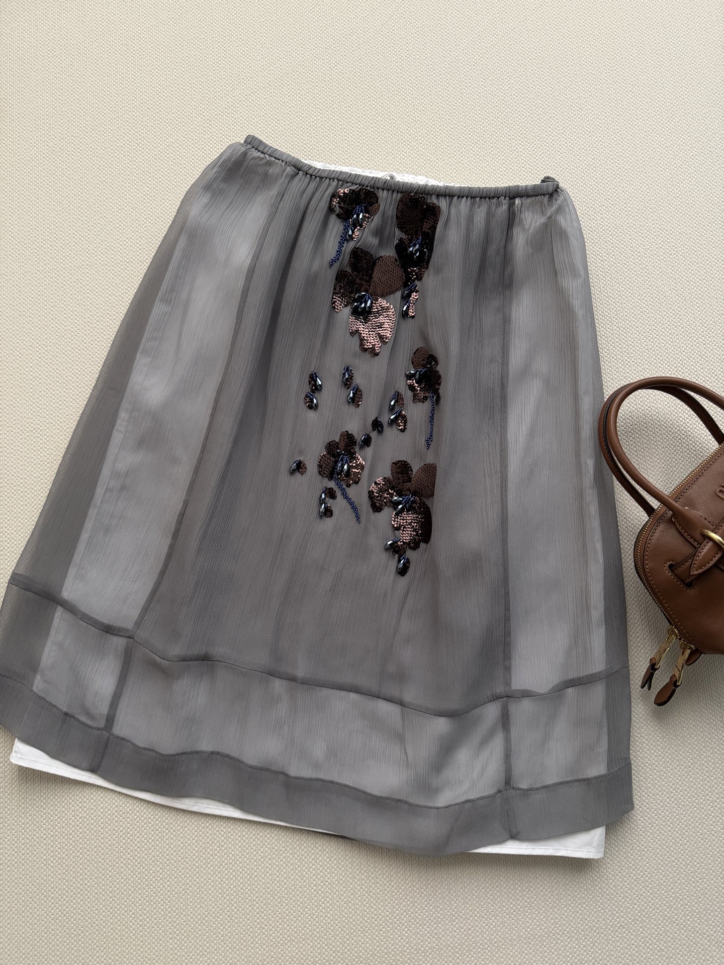 Prad*🆕26新款！两件套半身裙。灰调浪漫，半透纱影里藏着重工珠绣的精致，把春日繁花穿在身上，清冷又温