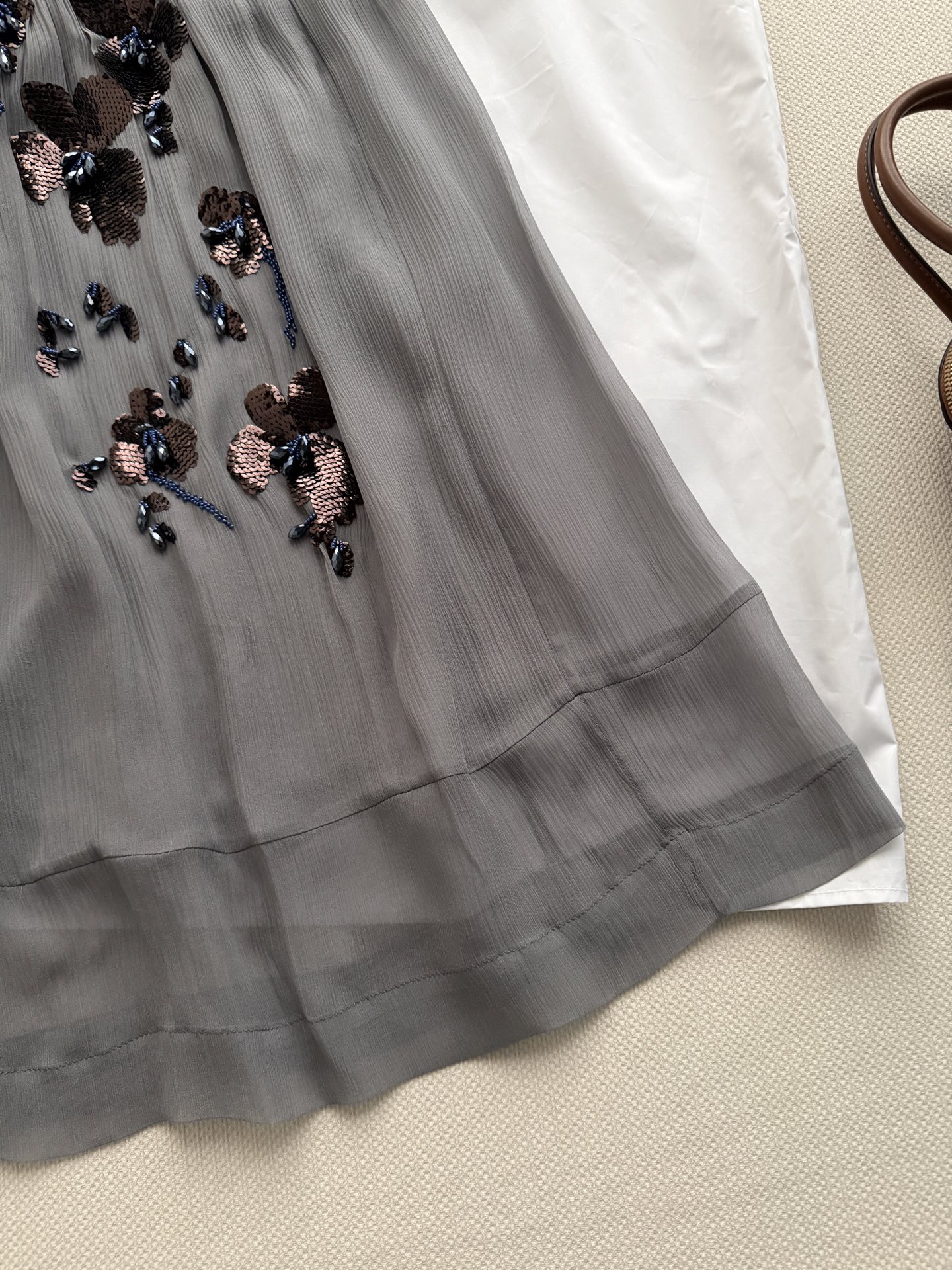 Prad*🆕26新款！两件套半身裙。灰调浪漫，半透纱影里藏着重工珠绣的精致，把春日繁花穿在身上，清冷又温