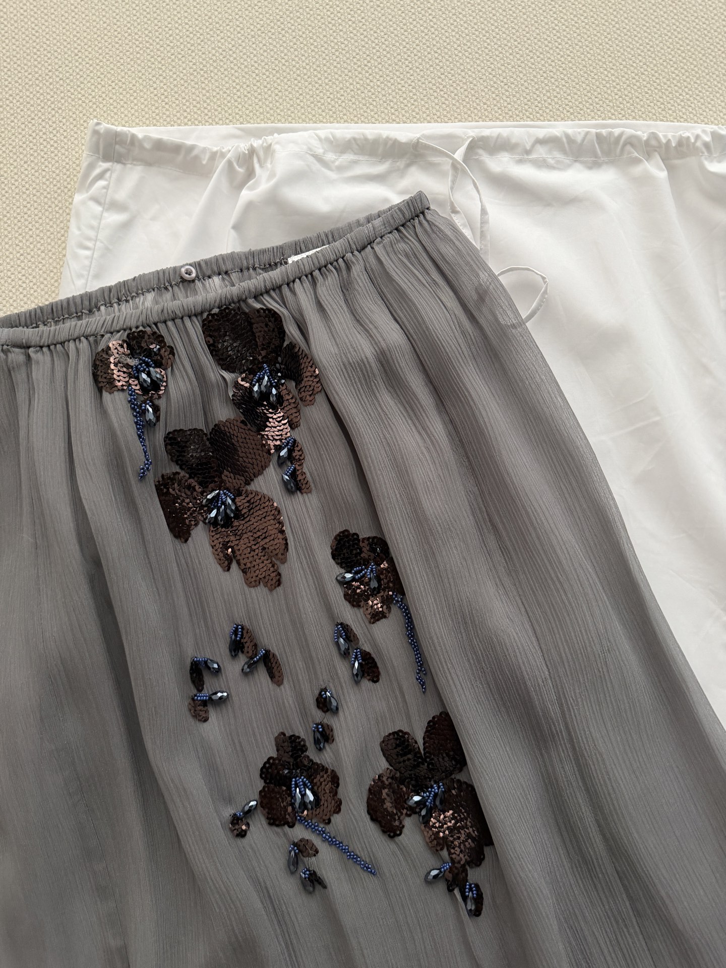 Prad*🆕26新款！两件套半身裙。灰调浪漫，半透纱影里藏着重工珠绣的精致，把春日繁花穿在身上，清冷又温