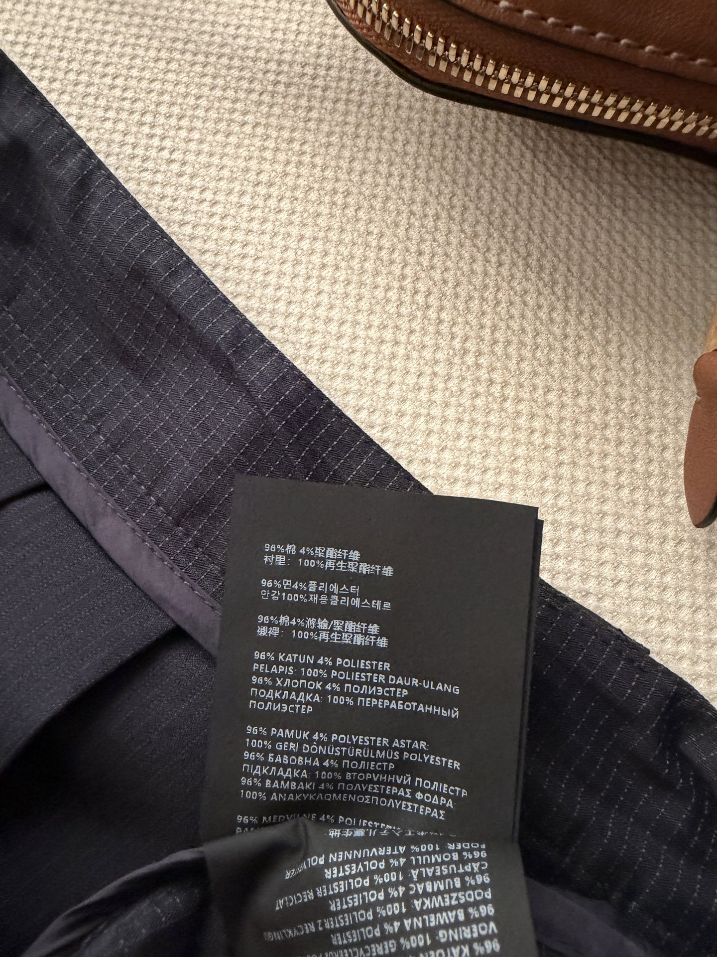 miumi*🆕 这款精致的褶皱半身裙采用棉质防撕裂面料制成，轻盈的技术质感中流露运动风格，展现女性化的轮