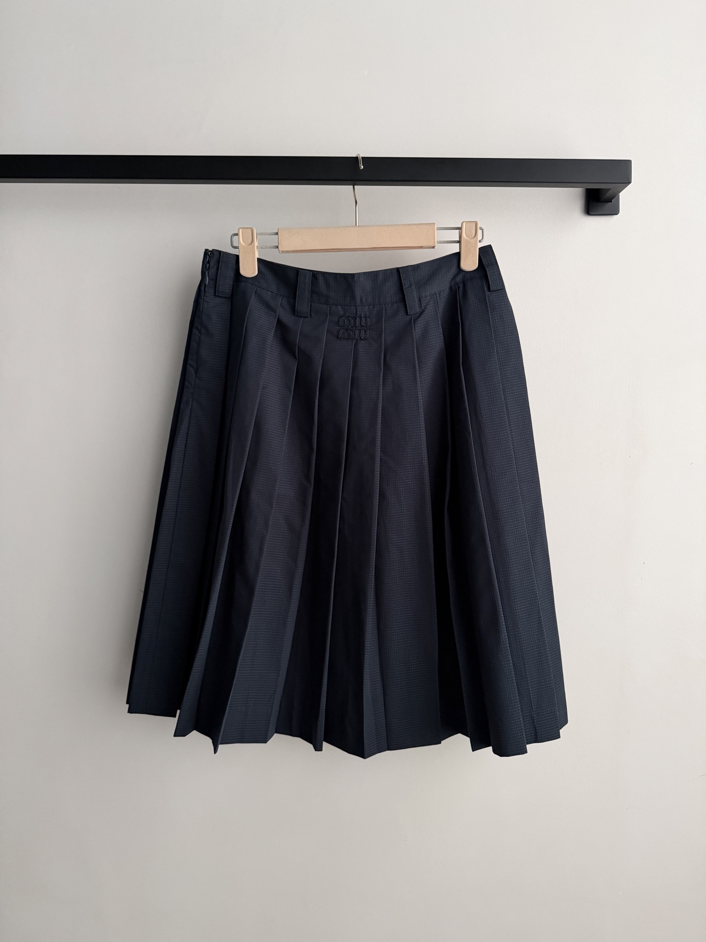 miumi*🆕 这款精致的褶皱半身裙采用棉质防撕裂面料制成，轻盈的技术质感中流露运动风格，展现女性化的轮