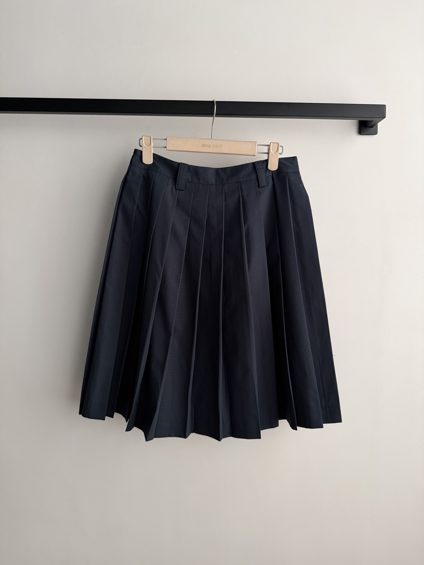 miumi*🆕 这款精致的褶皱半身裙采用棉质防撕裂面料制成，轻盈的技术质感中流露运动风格，展现女性化的轮