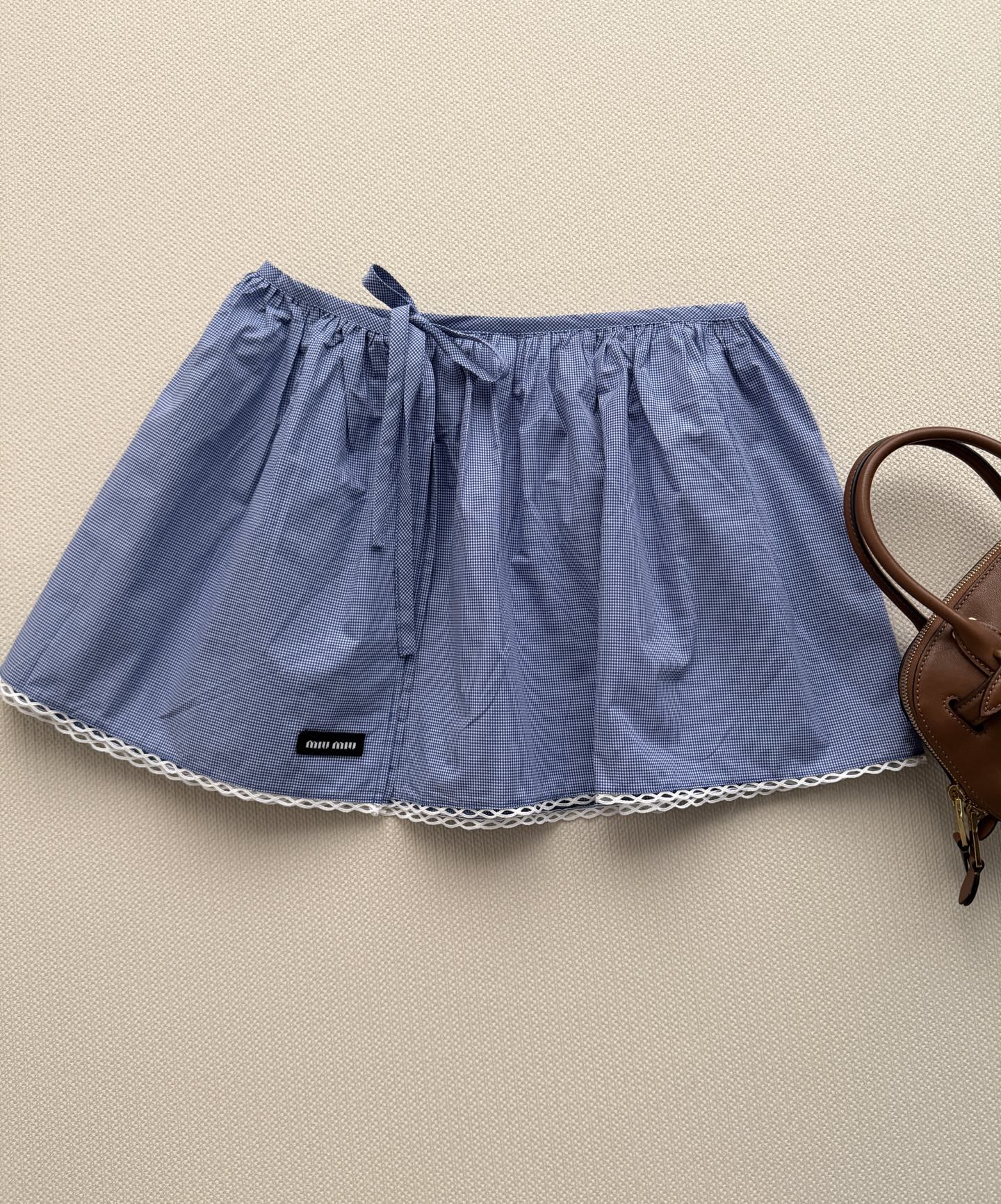 Miu Mi*🆕26新款小格子清新少女风套装 以浅蓝细格纹棉质混纺面料搭配白色蕾丝花边，侧部蝴蝶结系带设