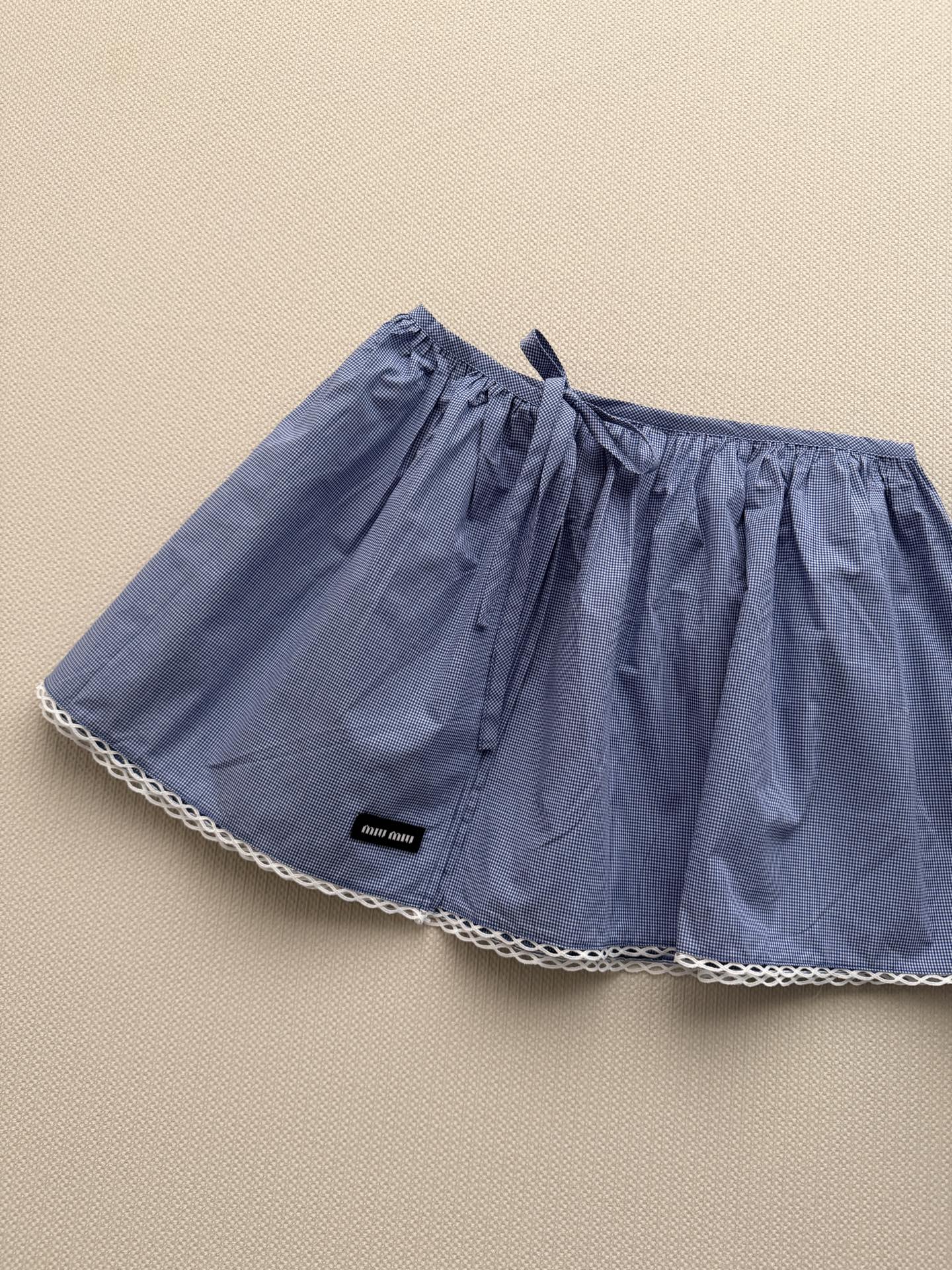 Miu Mi*🆕26新款小格子清新少女风套装 以浅蓝细格纹棉质混纺面料搭配白色蕾丝花边，侧部蝴蝶结系带设