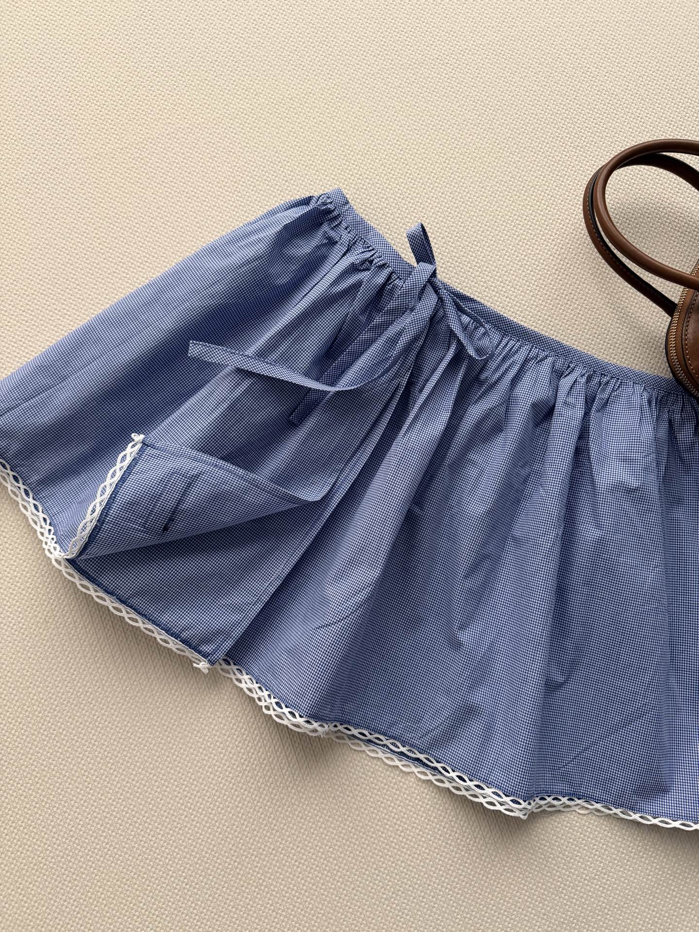 Miu Mi*🆕26新款小格子清新少女风套装 以浅蓝细格纹棉质混纺面料搭配白色蕾丝花边，侧部蝴蝶结系带设