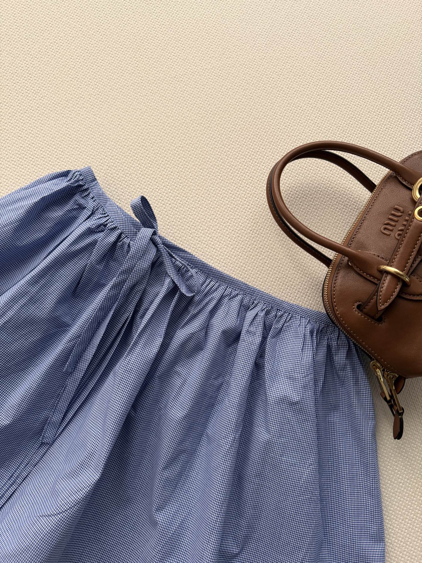 Miu Mi*🆕26新款小格子清新少女风套装 以浅蓝细格纹棉质混纺面料搭配白色蕾丝花边，侧部蝴蝶结系带设