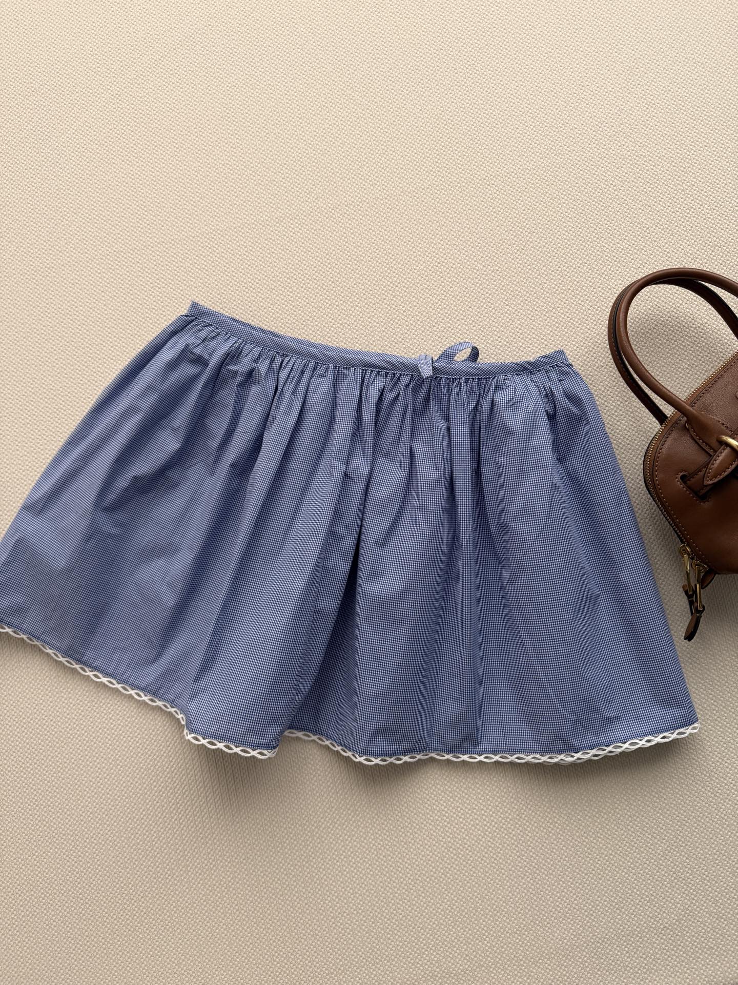 Miu Mi*🆕26新款小格子清新少女风套装 以浅蓝细格纹棉质混纺面料搭配白色蕾丝花边，侧部蝴蝶结系带设