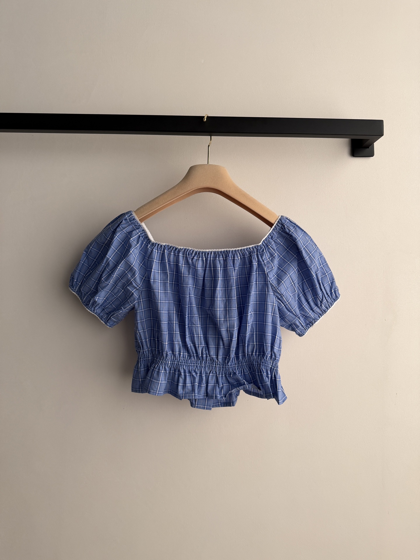 𝐌𝐢𝐮𝐌𝐢*🆕26new🪄蓝白格纹一字肩上衣轻薄棉质面料，透气舒适，春夏穿超合适！一字肩设计露锁骨，泡泡