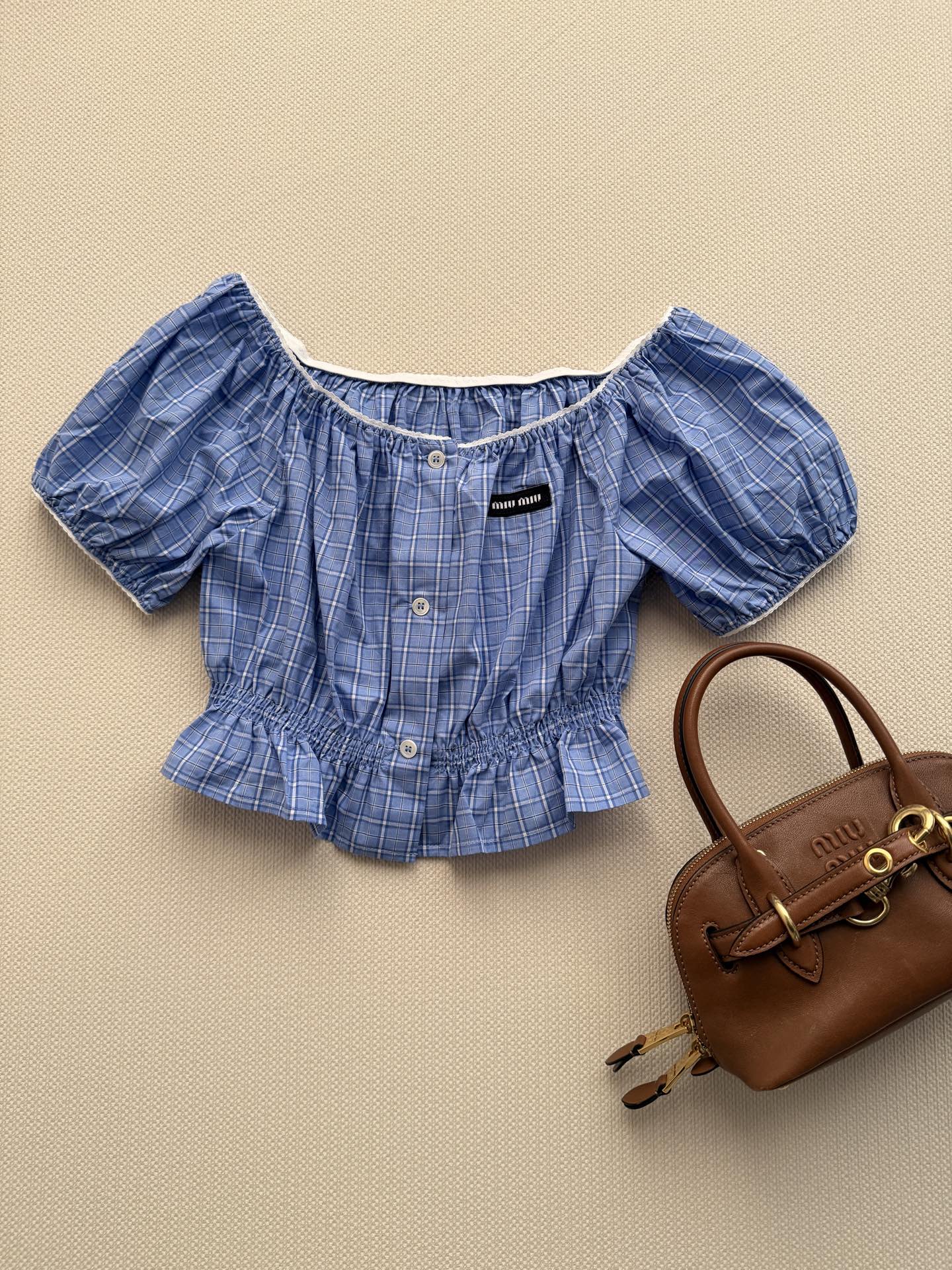 𝐌𝐢𝐮𝐌𝐢*🆕26new🪄蓝白格纹一字肩上衣轻薄棉质面料，透气舒适，春夏穿超合适！一字肩设计露锁骨，泡泡