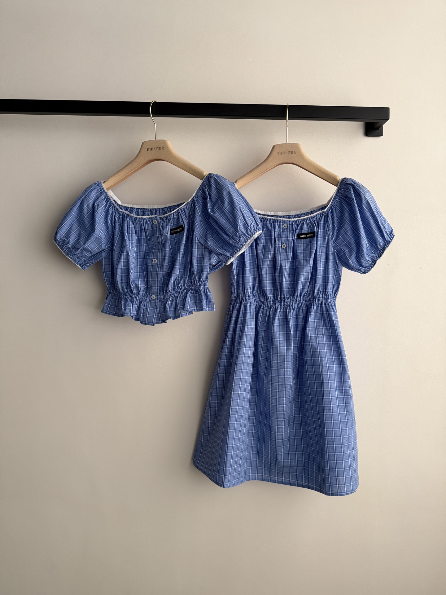 𝐌𝐢𝐮𝐌𝐢*🆕26new🪄蓝白格纹一字肩上衣轻薄棉质面料，透气舒适，春夏穿超合适！一字肩设计露锁骨，泡泡