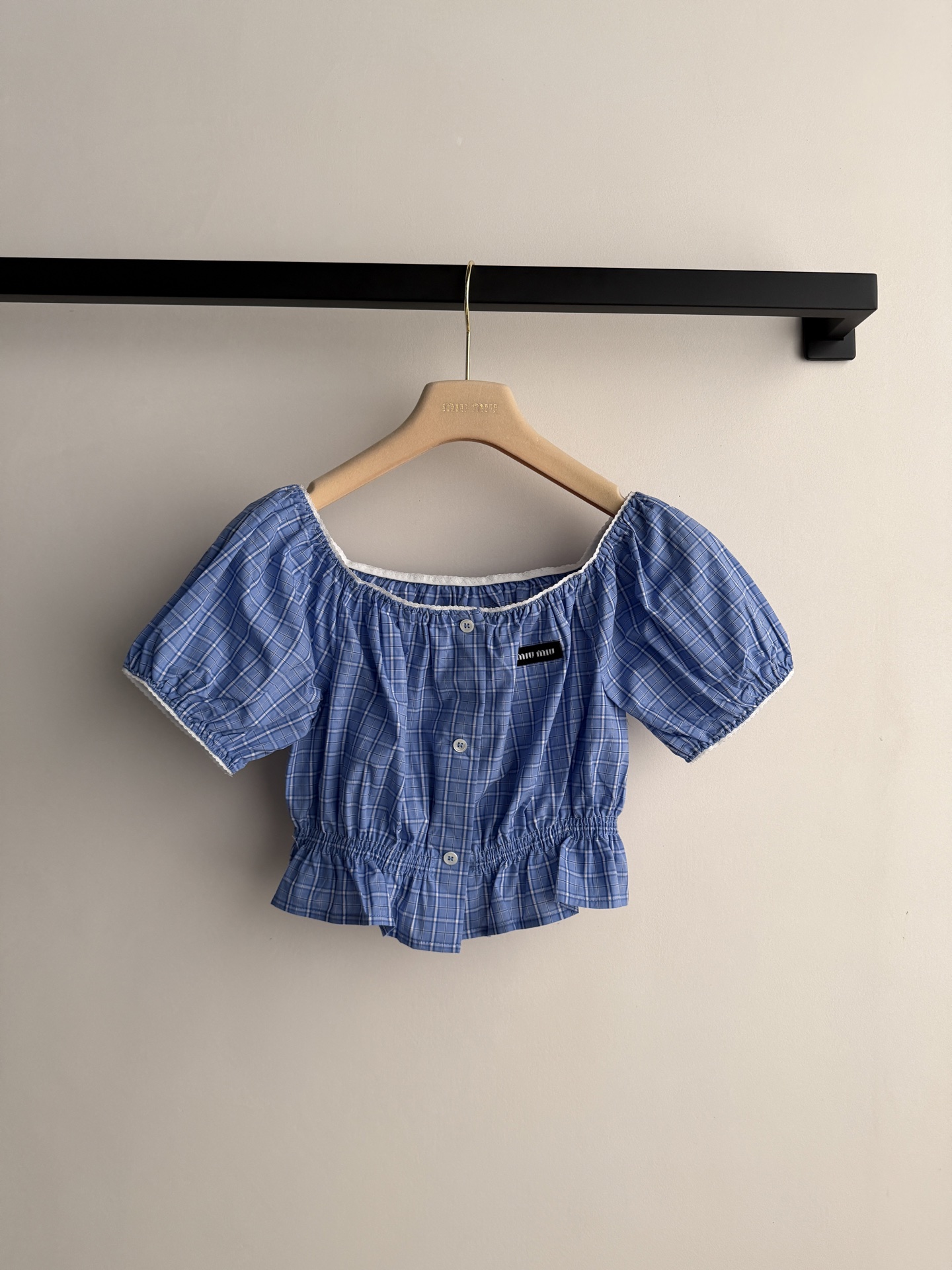 𝐌𝐢𝐮𝐌𝐢*🆕26new🪄蓝白格纹一字肩上衣轻薄棉质面料，透气舒适，春夏穿超合适！一字肩设计露锁骨，泡泡