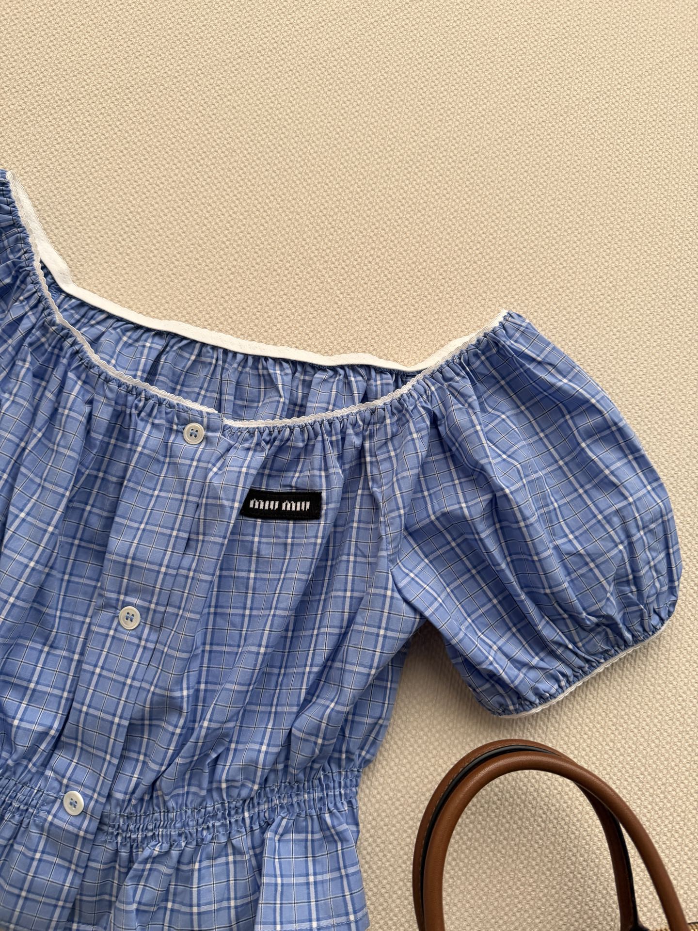 𝐌𝐢𝐮𝐌𝐢*🆕26new🪄蓝白格纹一字肩连衣裙🩵🩵🩵轻薄棉质面料，透气舒适，春夏穿超合适！一字肩设计露锁