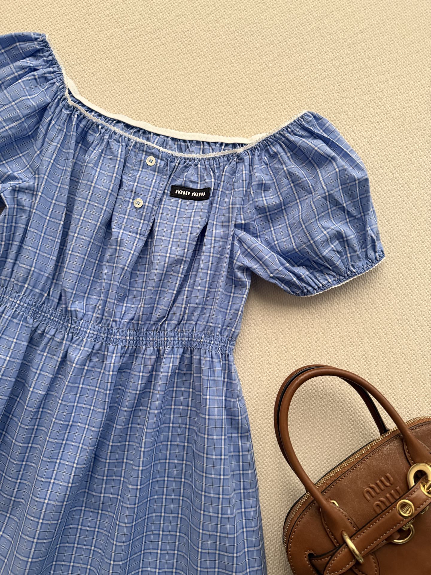 𝐌𝐢𝐮𝐌𝐢*🆕26new🪄蓝白格纹一字肩连衣裙🩵🩵🩵轻薄棉质面料，透气舒适，春夏穿超合适！一字肩设计露锁