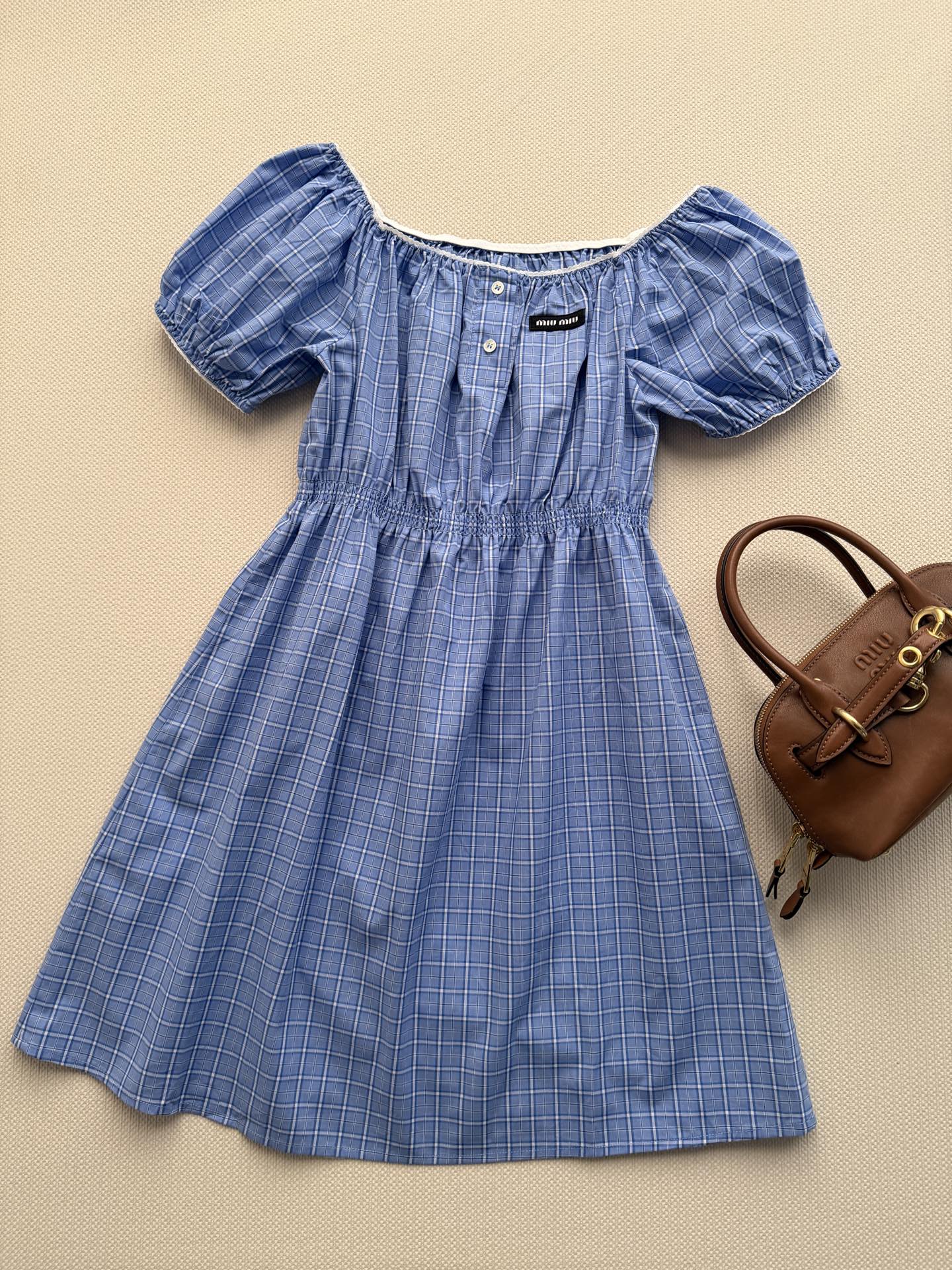 𝐌𝐢𝐮𝐌𝐢*🆕26new🪄蓝白格纹一字肩连衣裙🩵🩵🩵轻薄棉质面料，透气舒适，春夏穿超合适！一字肩设计露锁