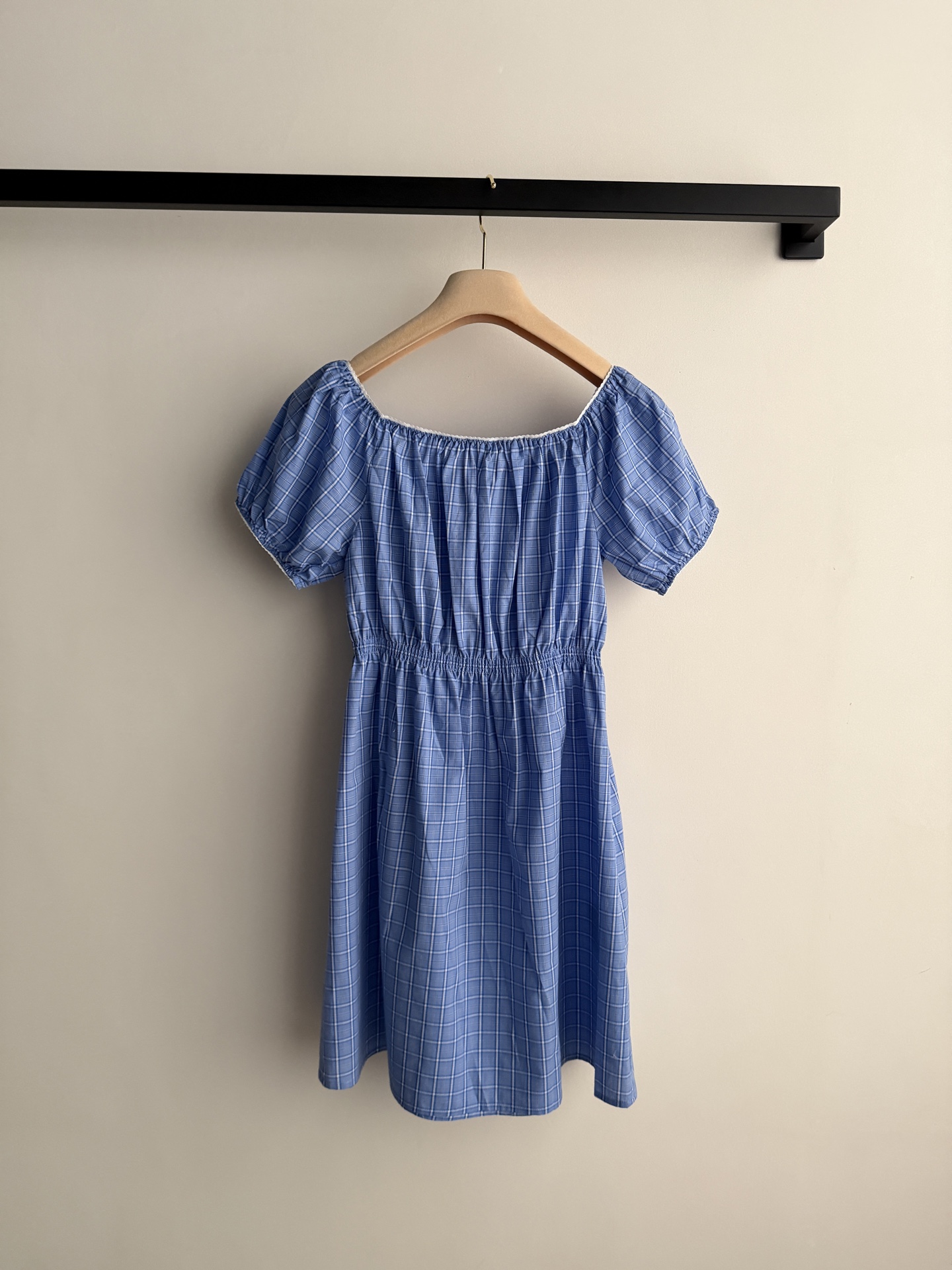 𝐌𝐢𝐮𝐌𝐢*🆕26new🪄蓝白格纹一字肩连衣裙🩵🩵🩵轻薄棉质面料，透气舒适，春夏穿超合适！一字肩设计露锁