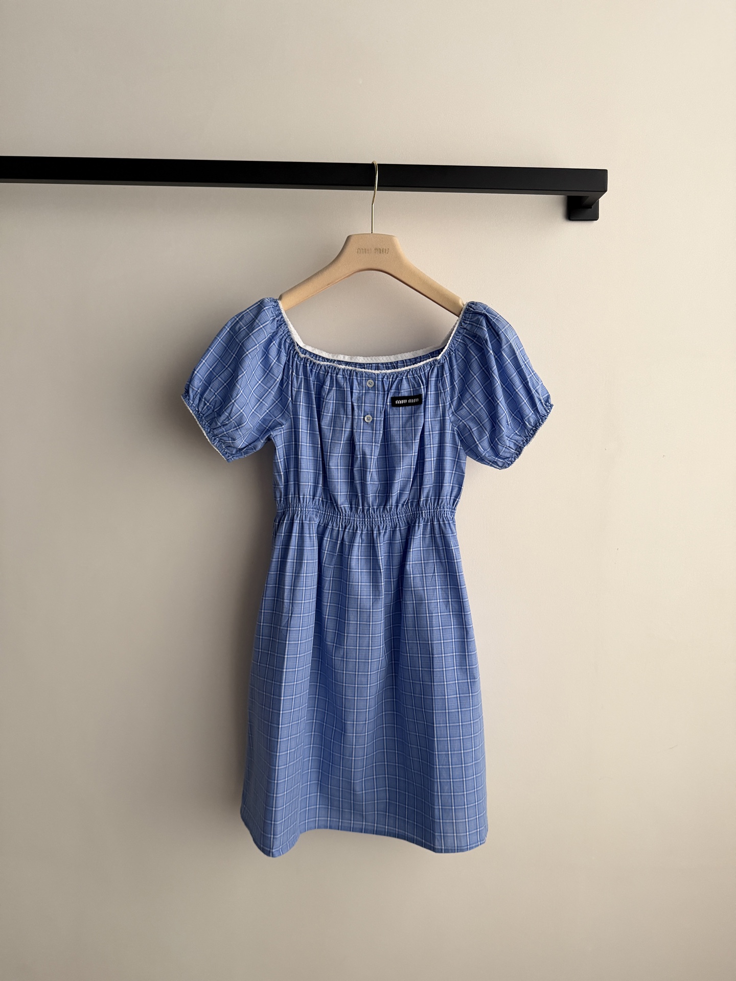 𝐌𝐢𝐮𝐌𝐢*🆕26new🪄蓝白格纹一字肩连衣裙🩵🩵🩵轻薄棉质面料，透气舒适，春夏穿超合适！一字肩设计露锁