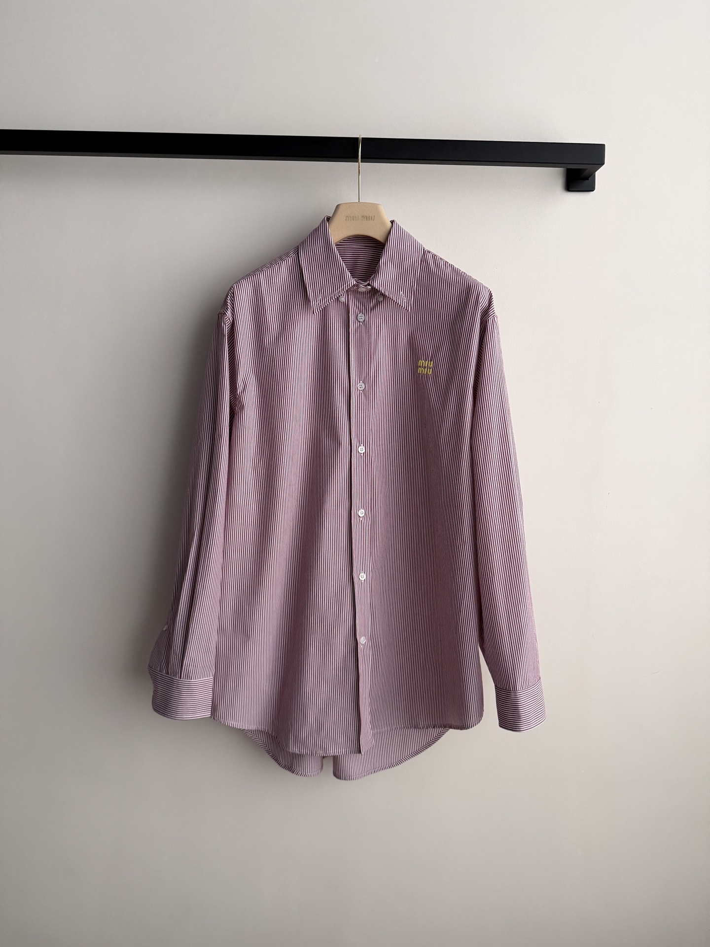 𝐌𝐢𝐮𝐌𝐢*🆕26new🪄字母刺绣条纹衬衫🩷🩷🩷宽松阔版型上身非常显瘦～搭配牛仔裤或者半裙打造经典Miu