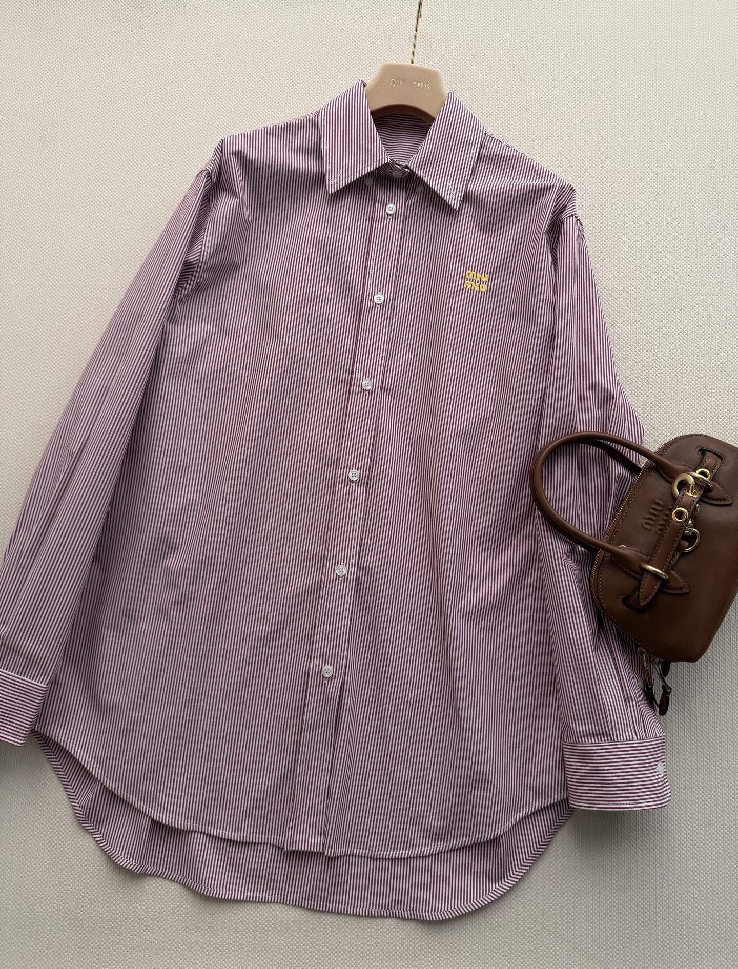 𝐌𝐢𝐮𝐌𝐢*🆕26new🪄字母刺绣条纹衬衫🩷🩷🩷宽松阔版型上身非常显瘦～搭配牛仔裤或者半裙打造经典Miu