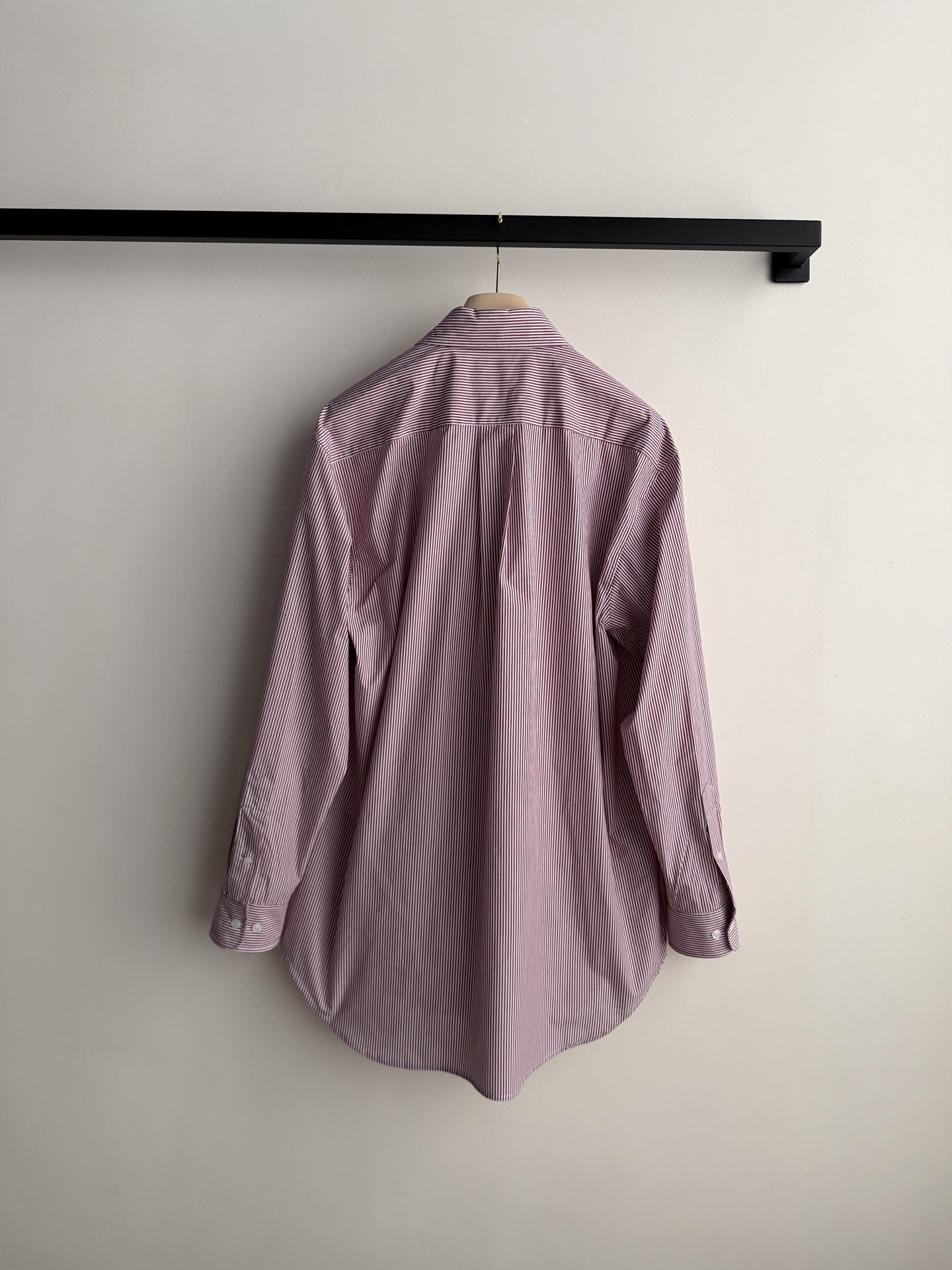 𝐌𝐢𝐮𝐌𝐢*🆕26new🪄字母刺绣条纹衬衫🩷🩷🩷宽松阔版型上身非常显瘦～搭配牛仔裤或者半裙打造经典Miu