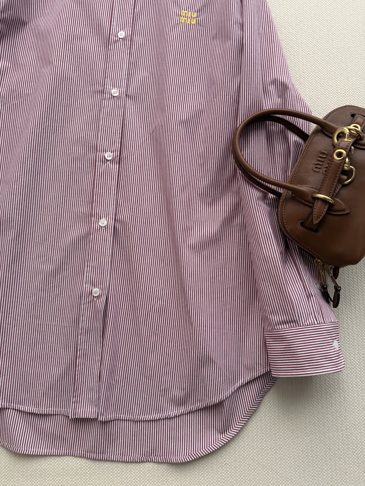 𝐌𝐢𝐮𝐌𝐢*🆕26new🪄字母刺绣条纹衬衫🩷🩷🩷宽松阔版型上身非常显瘦～搭配牛仔裤或者半裙打造经典Miu