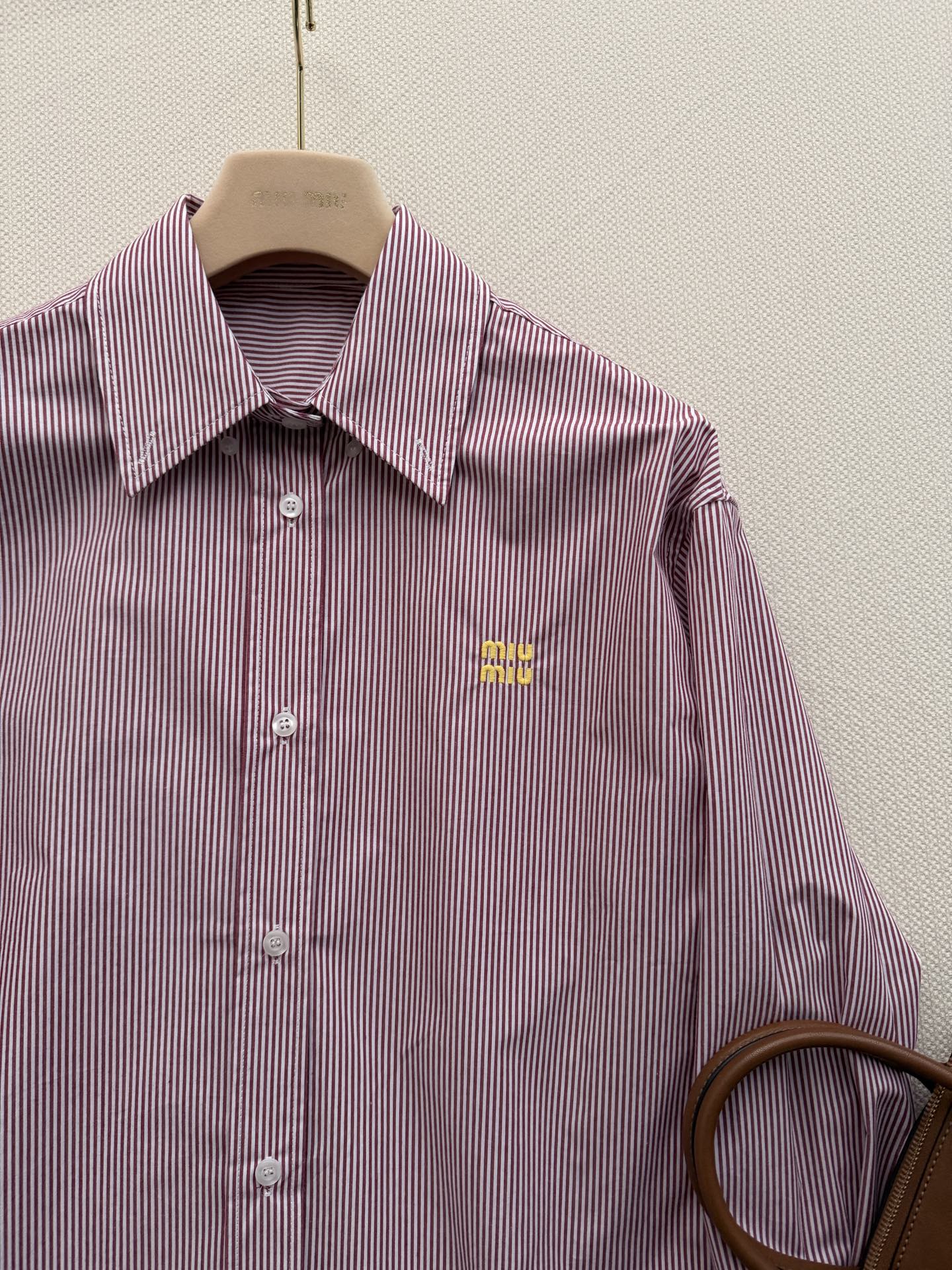 𝐌𝐢𝐮𝐌𝐢*🆕26new🪄字母刺绣条纹衬衫🩷🩷🩷宽松阔版型上身非常显瘦～搭配牛仔裤或者半裙打造经典Miu