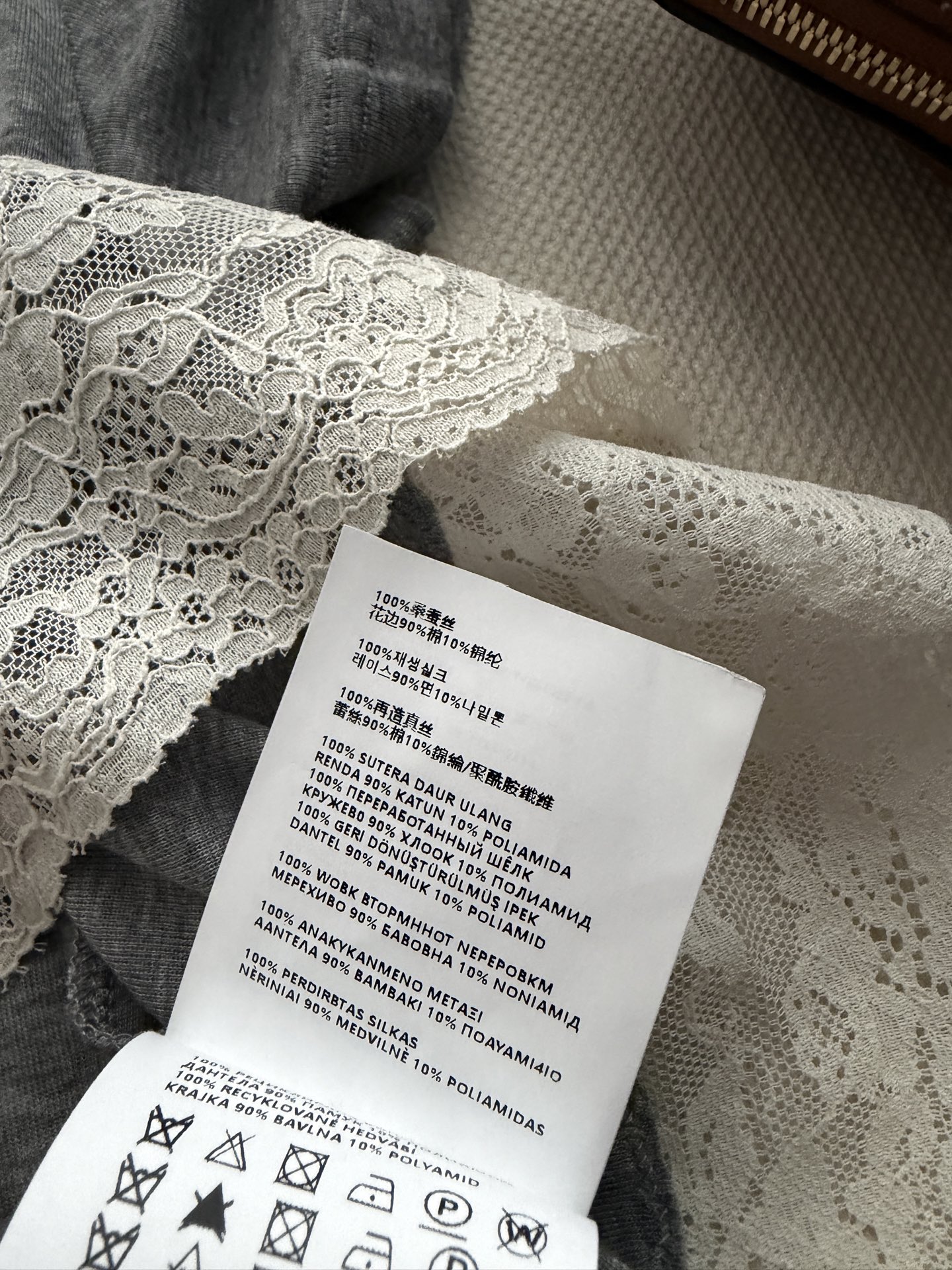 𝐌𝐢𝐮𝐌𝐢*16new🪄灰色蕾丝拼接轻薄面料+精致蕾丝花边，法式复古感满满！蕾丝层次感十足，优雅又俏皮✨