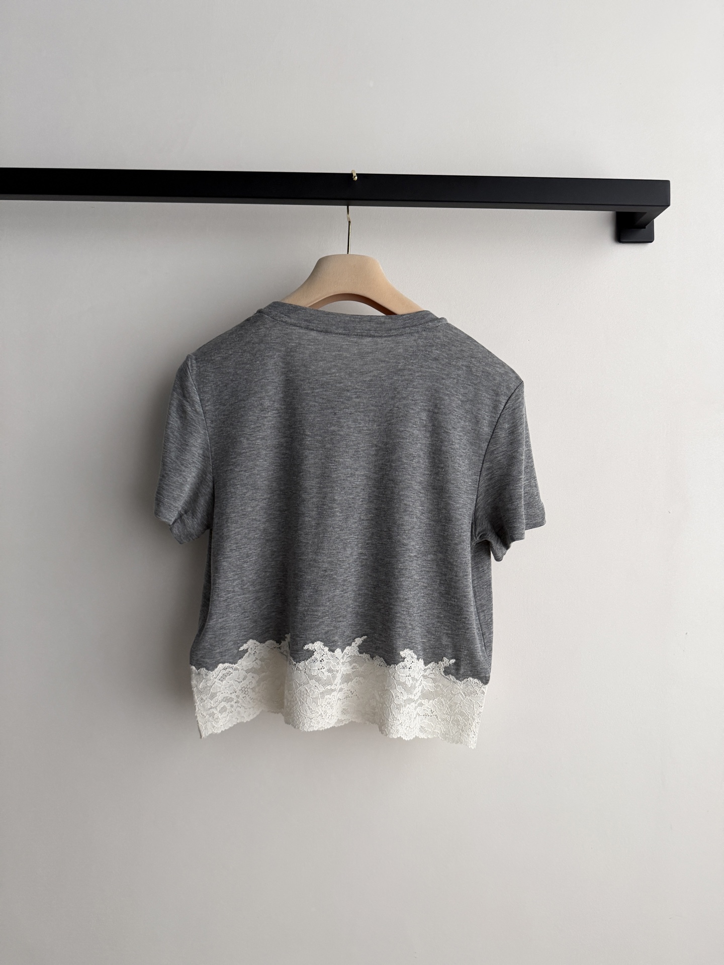 𝐌𝐢𝐮𝐌𝐢*16new🪄灰色蕾丝拼接轻薄面料+精致蕾丝花边，法式复古感满满！蕾丝层次感十足，优雅又俏皮✨