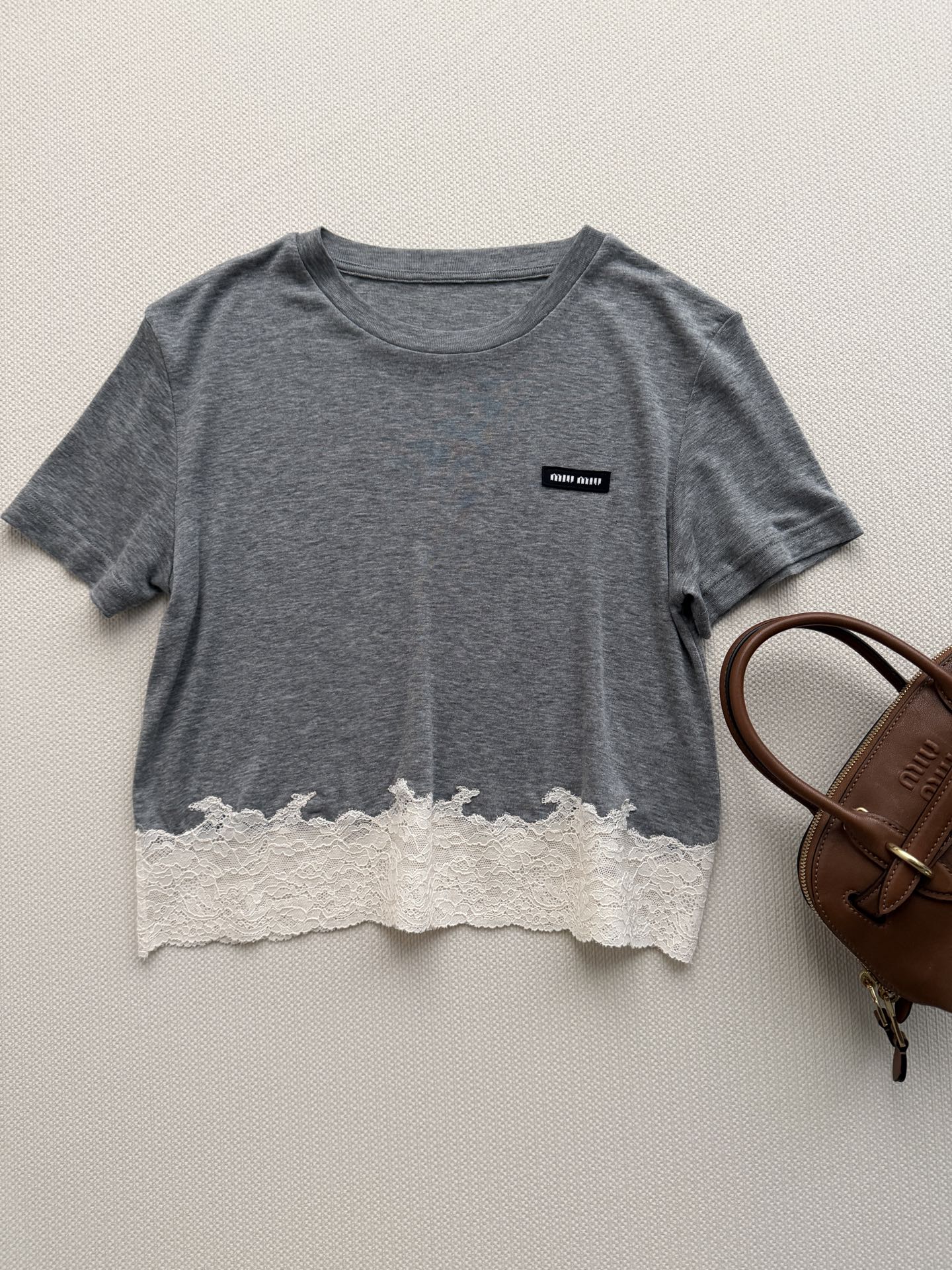 𝐌𝐢𝐮𝐌𝐢*16new🪄灰色蕾丝拼接轻薄面料+精致蕾丝花边，法式复古感满满！蕾丝层次感十足，优雅又俏皮✨