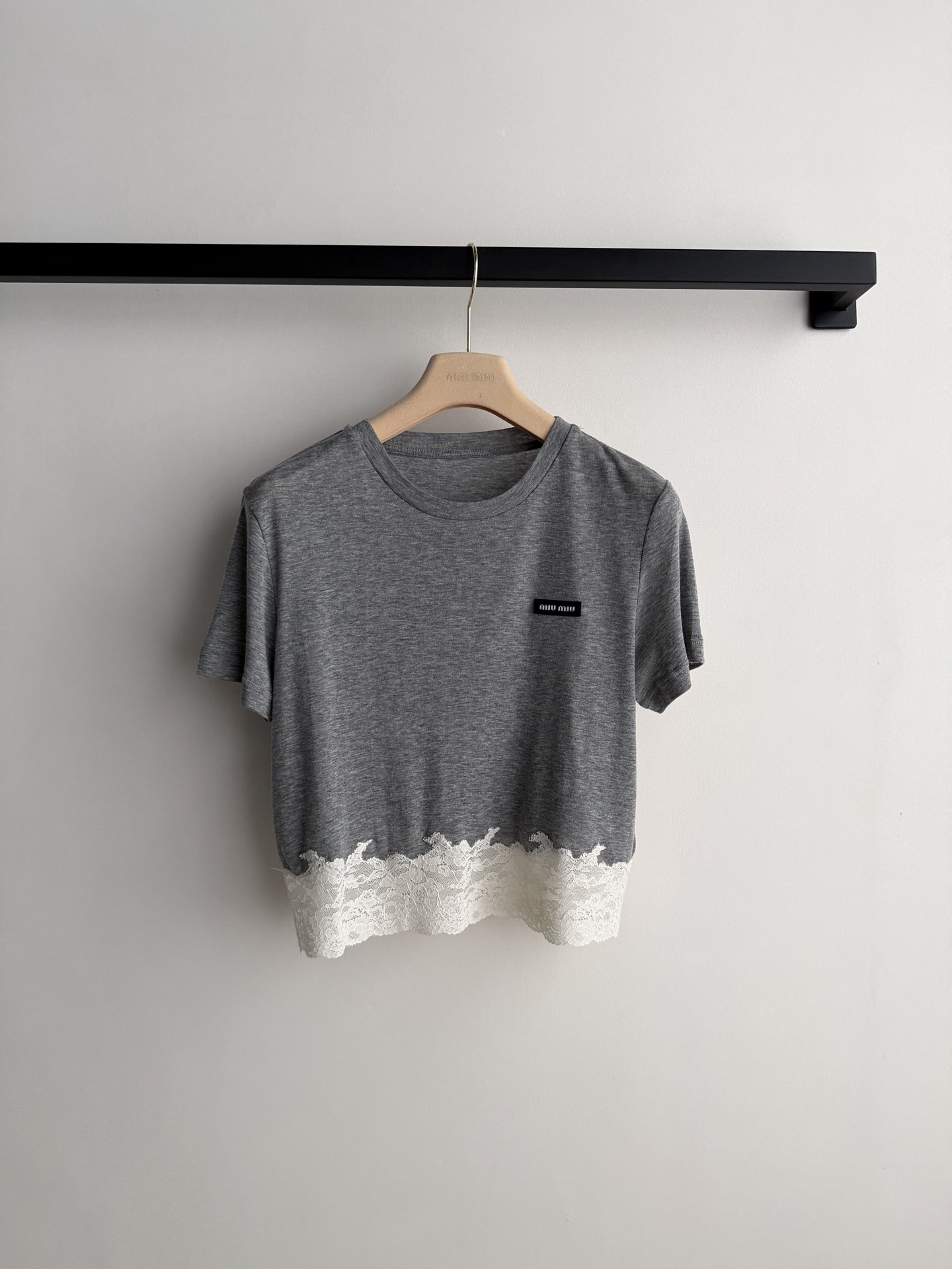 𝐌𝐢𝐮𝐌𝐢*16new🪄灰色蕾丝拼接轻薄面料+精致蕾丝花边，法式复古感满满！蕾丝层次感十足，优雅又俏皮✨