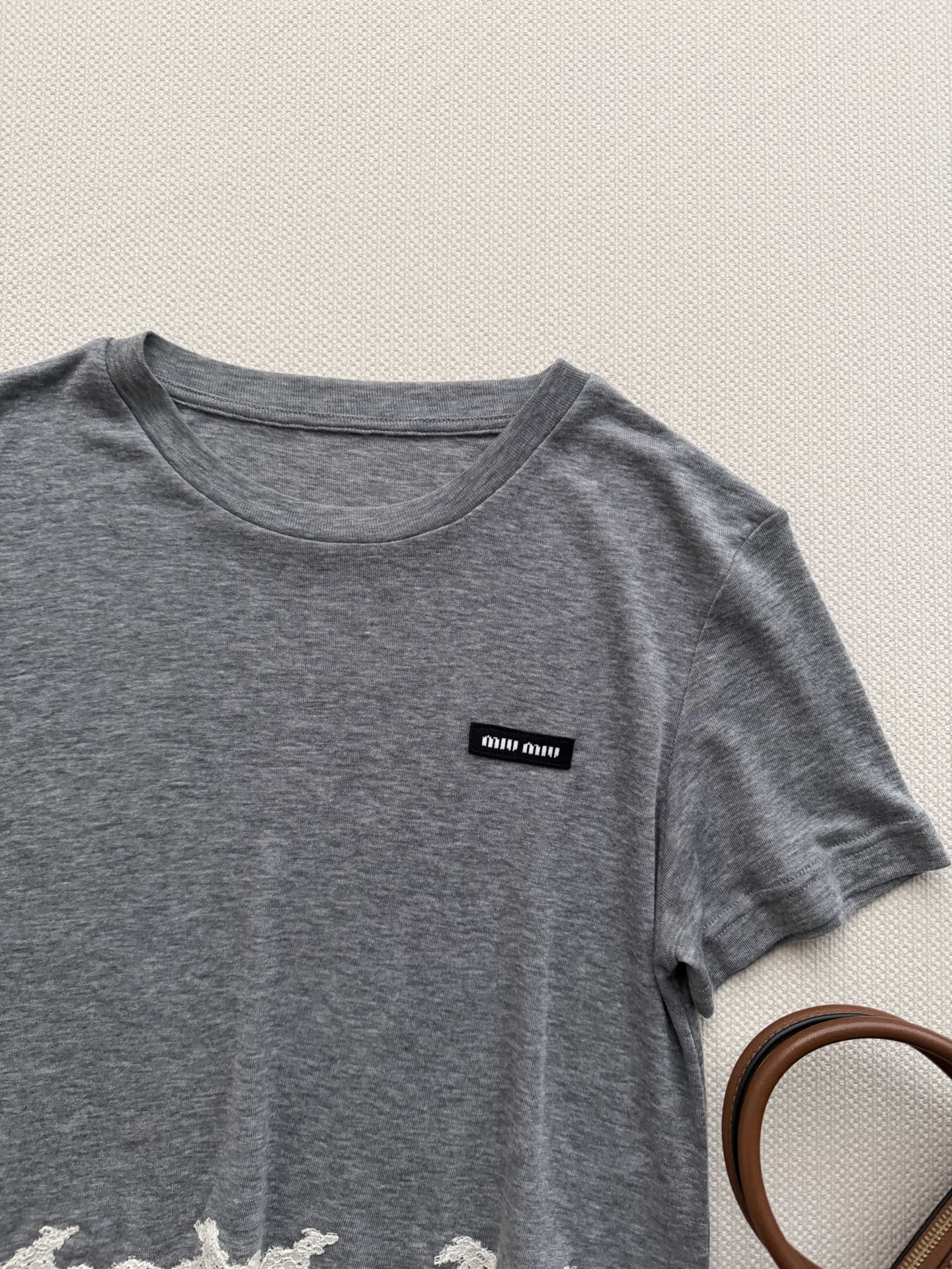 𝐌𝐢𝐮𝐌𝐢*16new🪄灰色蕾丝拼接轻薄面料+精致蕾丝花边，法式复古感满满！蕾丝层次感十足，优雅又俏皮✨