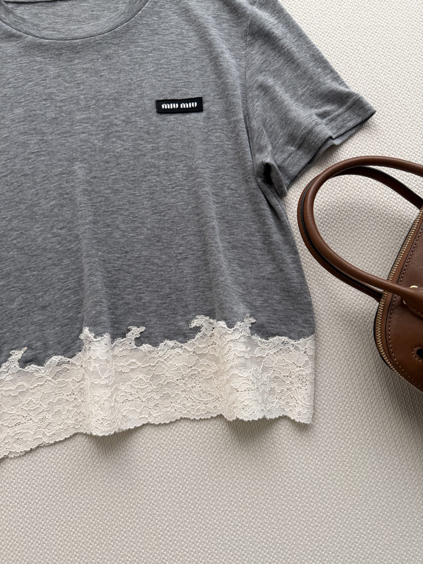𝐌𝐢𝐮𝐌𝐢*16new🪄灰色蕾丝拼接轻薄面料+精致蕾丝花边，法式复古感满满！蕾丝层次感十足，优雅又俏皮✨