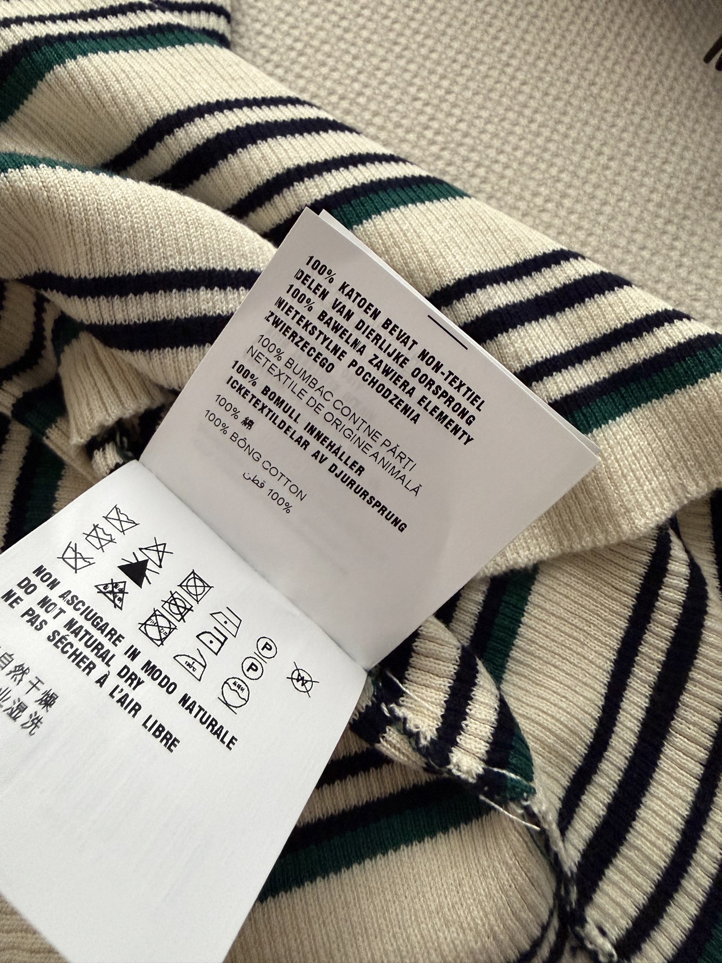 miumi*🆕新款针织短袖，谁能拒绝这种清爽又减龄的条纹+修身版型，把身材曲线拿捏得刚刚好，复古感直接拉