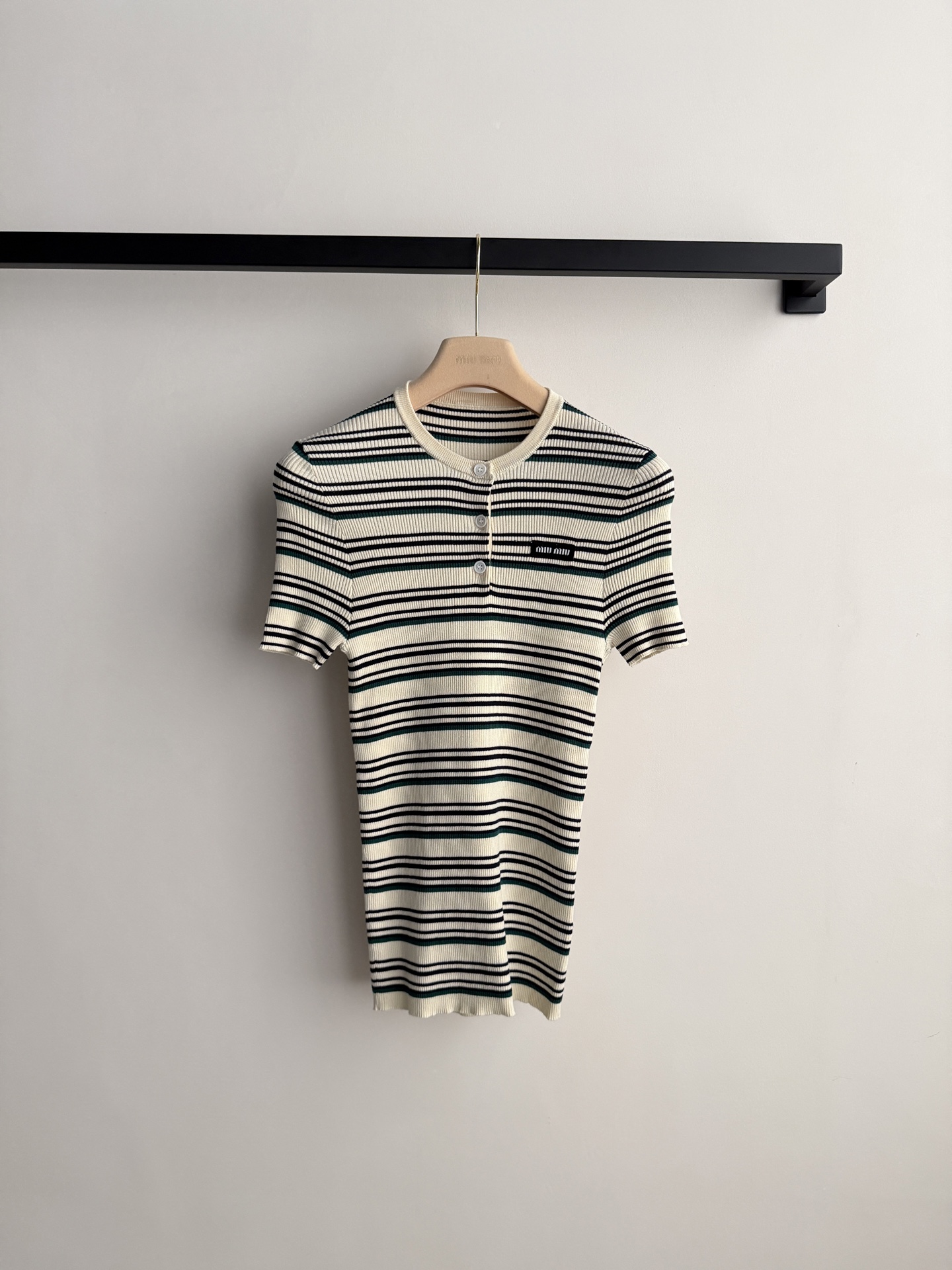 miumi*🆕新款针织短袖，谁能拒绝这种清爽又减龄的条纹+修身版型，把身材曲线拿捏得刚刚好，复古感直接拉