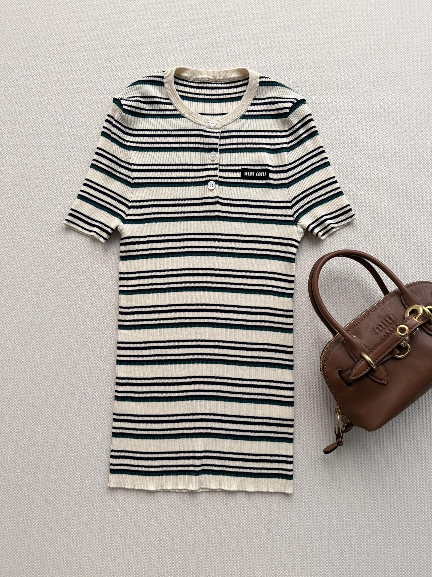 miumi*🆕新款针织短袖，谁能拒绝这种清爽又减龄的条纹+修身版型，把身材曲线拿捏得刚刚好，复古感直接拉