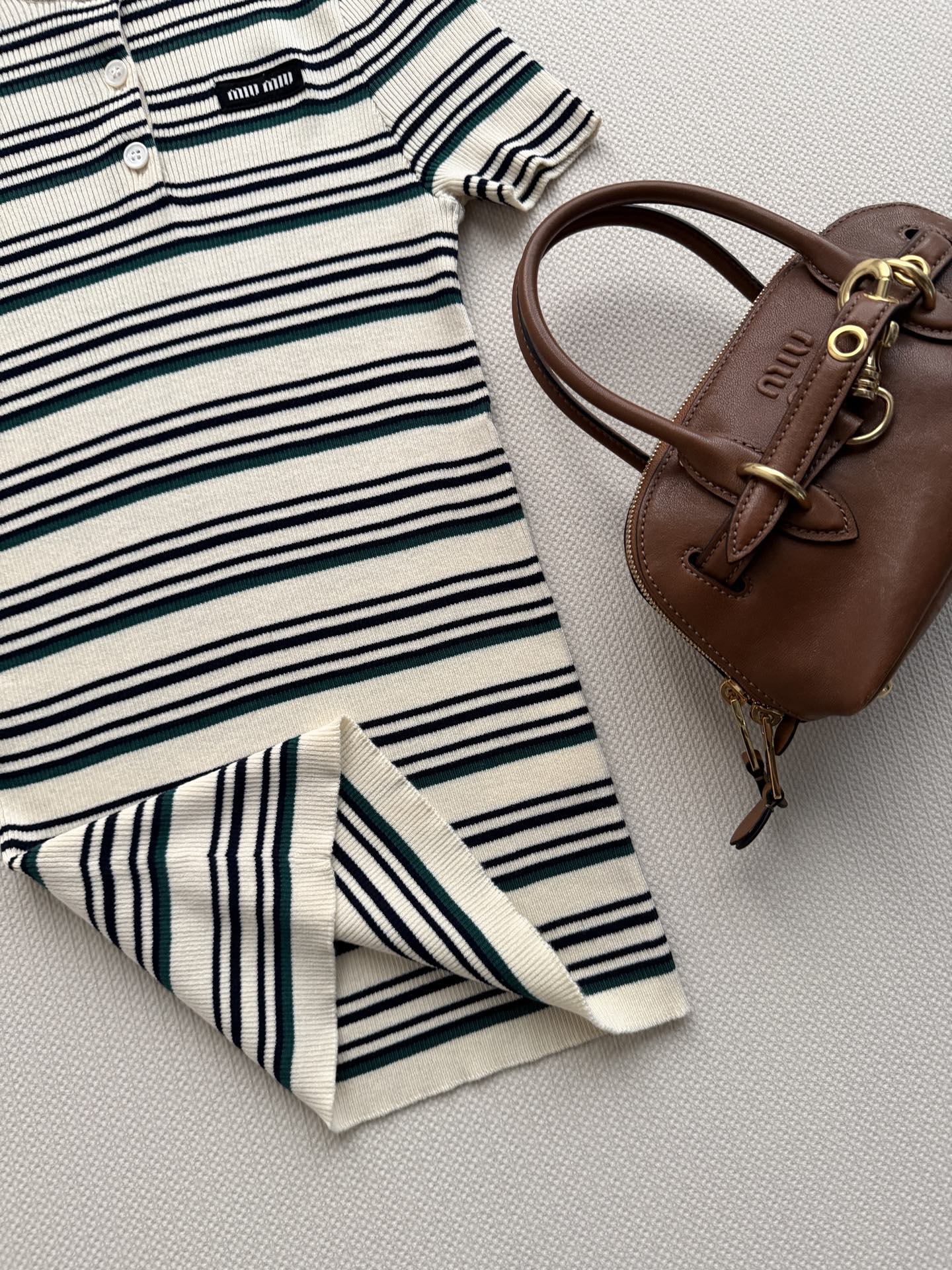 miumi*🆕新款针织短袖，谁能拒绝这种清爽又减龄的条纹+修身版型，把身材曲线拿捏得刚刚好，复古感直接拉