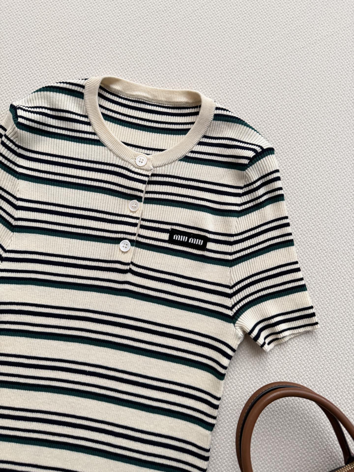 miumi*🆕新款针织短袖，谁能拒绝这种清爽又减龄的条纹+修身版型，把身材曲线拿捏得刚刚好，复古感直接拉