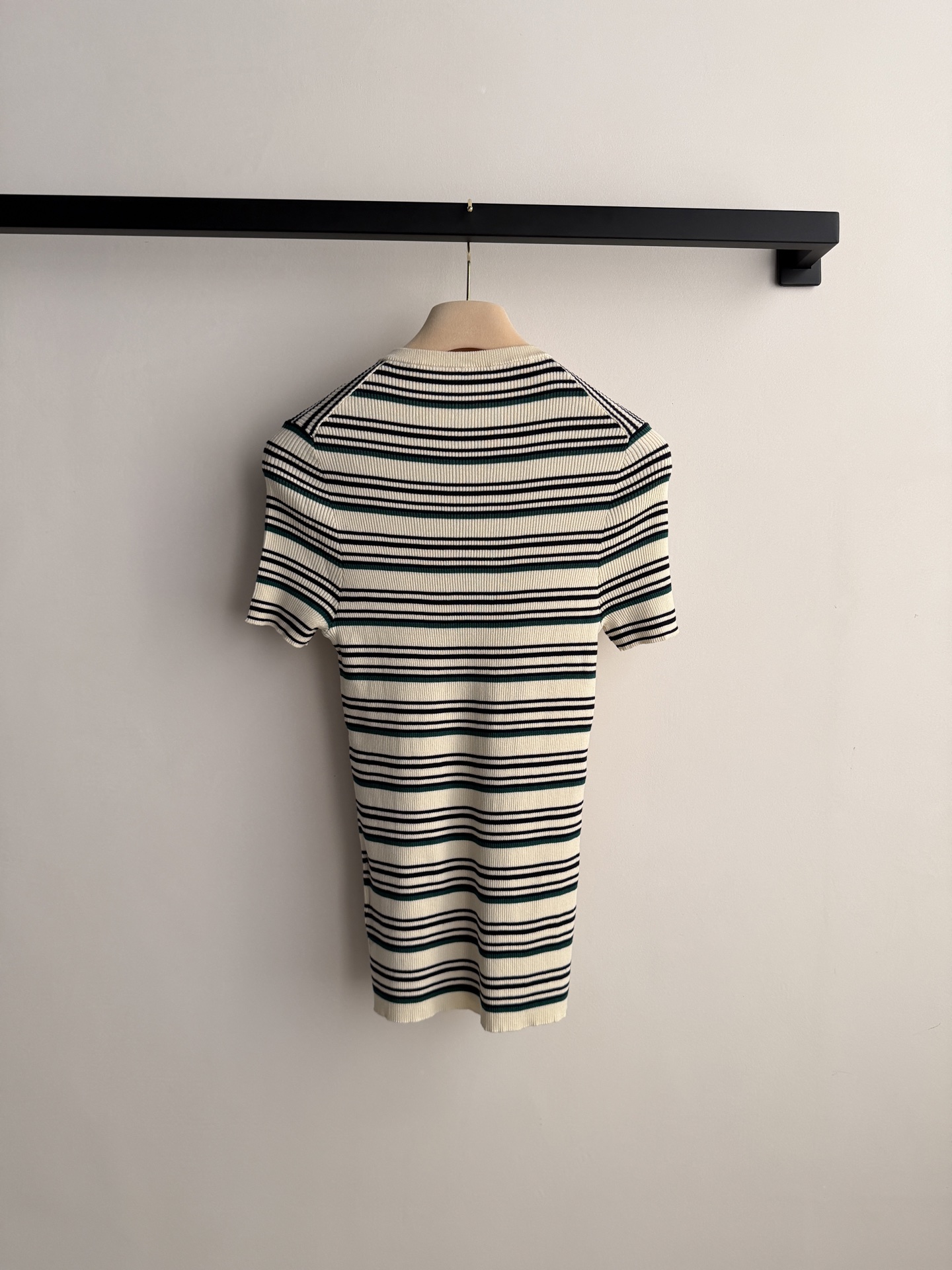 miumi*🆕新款针织短袖，谁能拒绝这种清爽又减龄的条纹+修身版型，把身材曲线拿捏得刚刚好，复古感直接拉