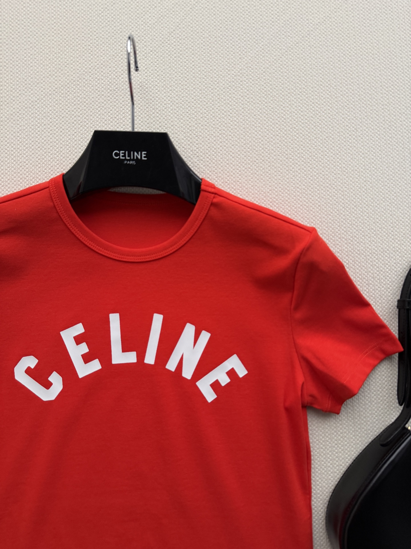 Celin*🆕这款短袖T恤，正面弧形Logo，简约又有辨识度。高品质棉料，柔软透气，夏天穿超舒服！修身版