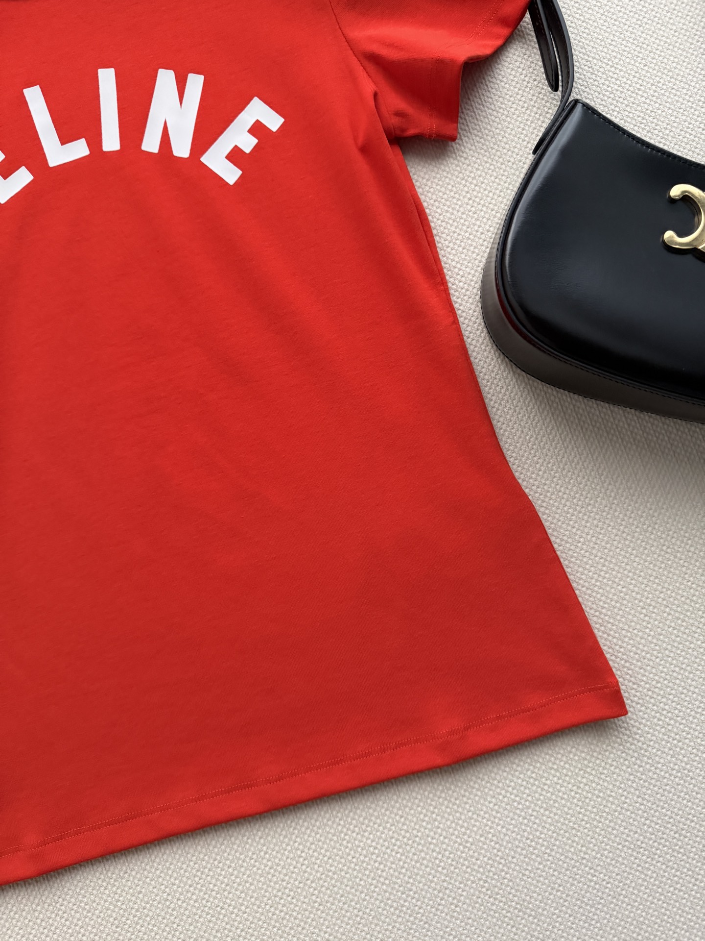 Celin*🆕这款短袖T恤，正面弧形Logo，简约又有辨识度。高品质棉料，柔软透气，夏天穿超舒服！修身版