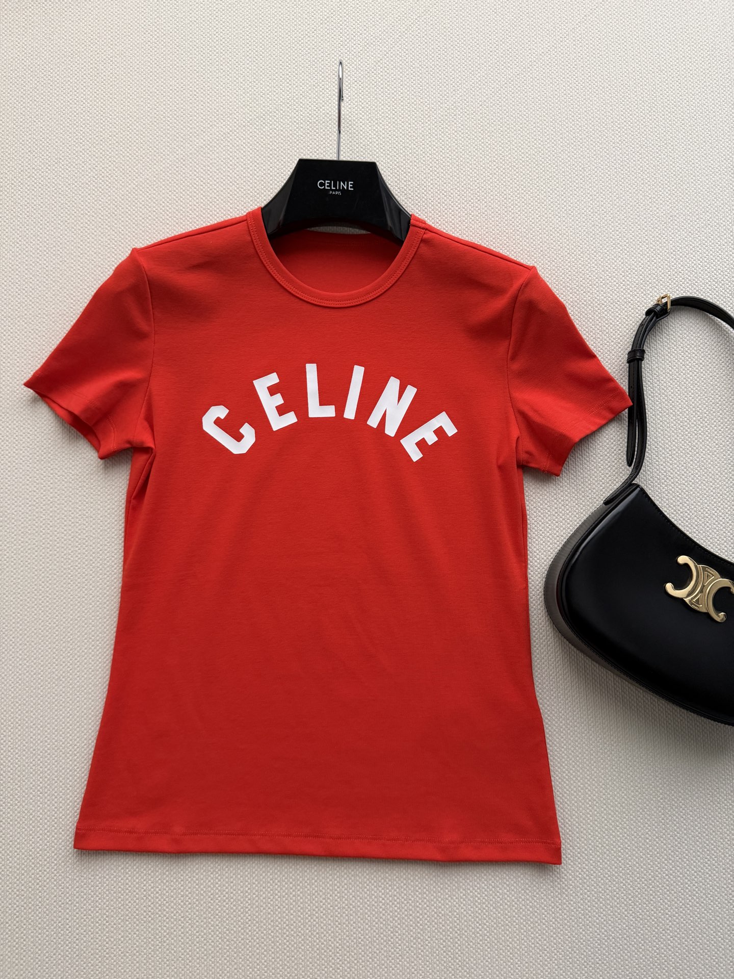 Celin*🆕这款短袖T恤，正面弧形Logo，简约又有辨识度。高品质棉料，柔软透气，夏天穿超舒服！修身版
