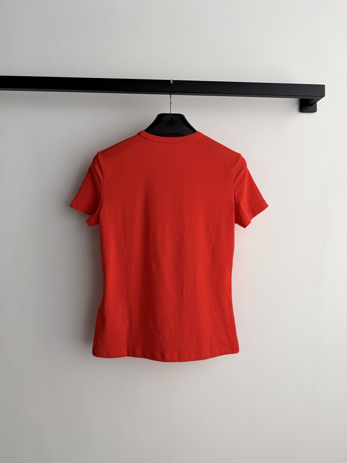 Celin*🆕这款短袖T恤，正面弧形Logo，简约又有辨识度。高品质棉料，柔软透气，夏天穿超舒服！修身版