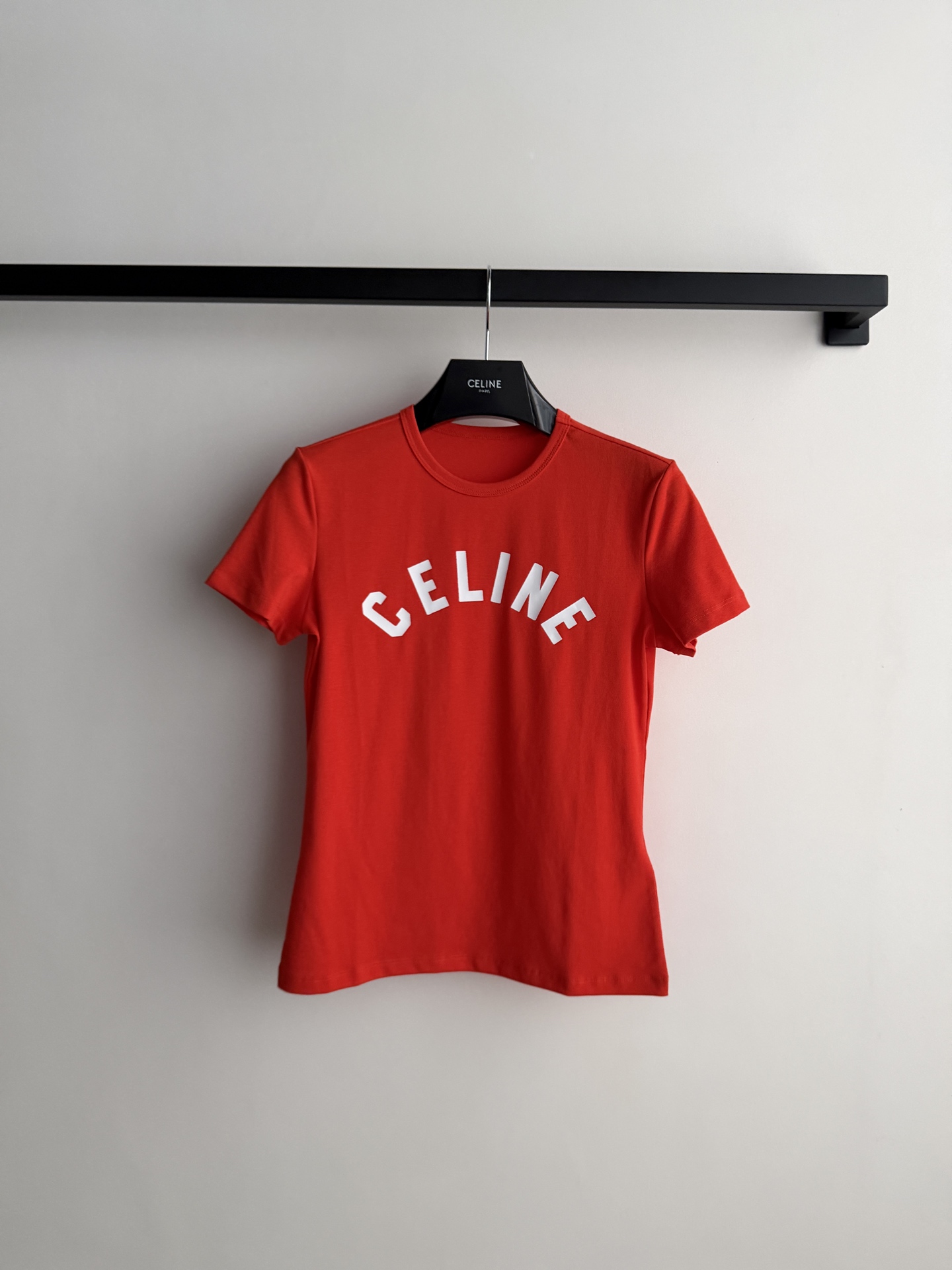 Celin*🆕这款短袖T恤，正面弧形Logo，简约又有辨识度。高品质棉料，柔软透气，夏天穿超舒服！修身版