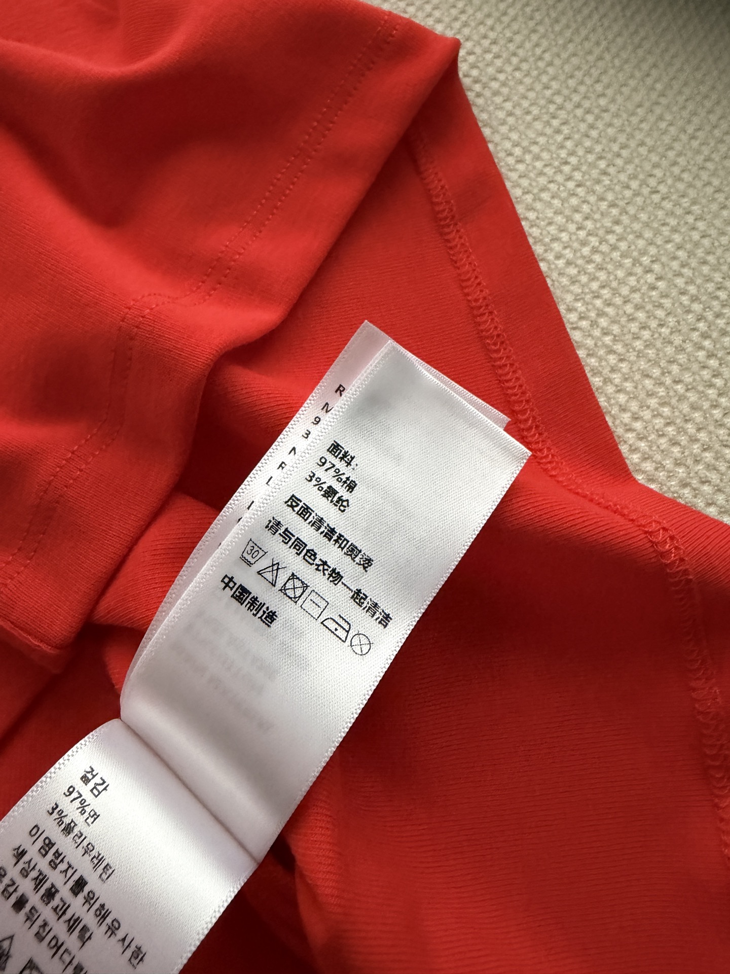 Celin*🆕这款短袖T恤，正面弧形Logo，简约又有辨识度。高品质棉料，柔软透气，夏天穿超舒服！修身版