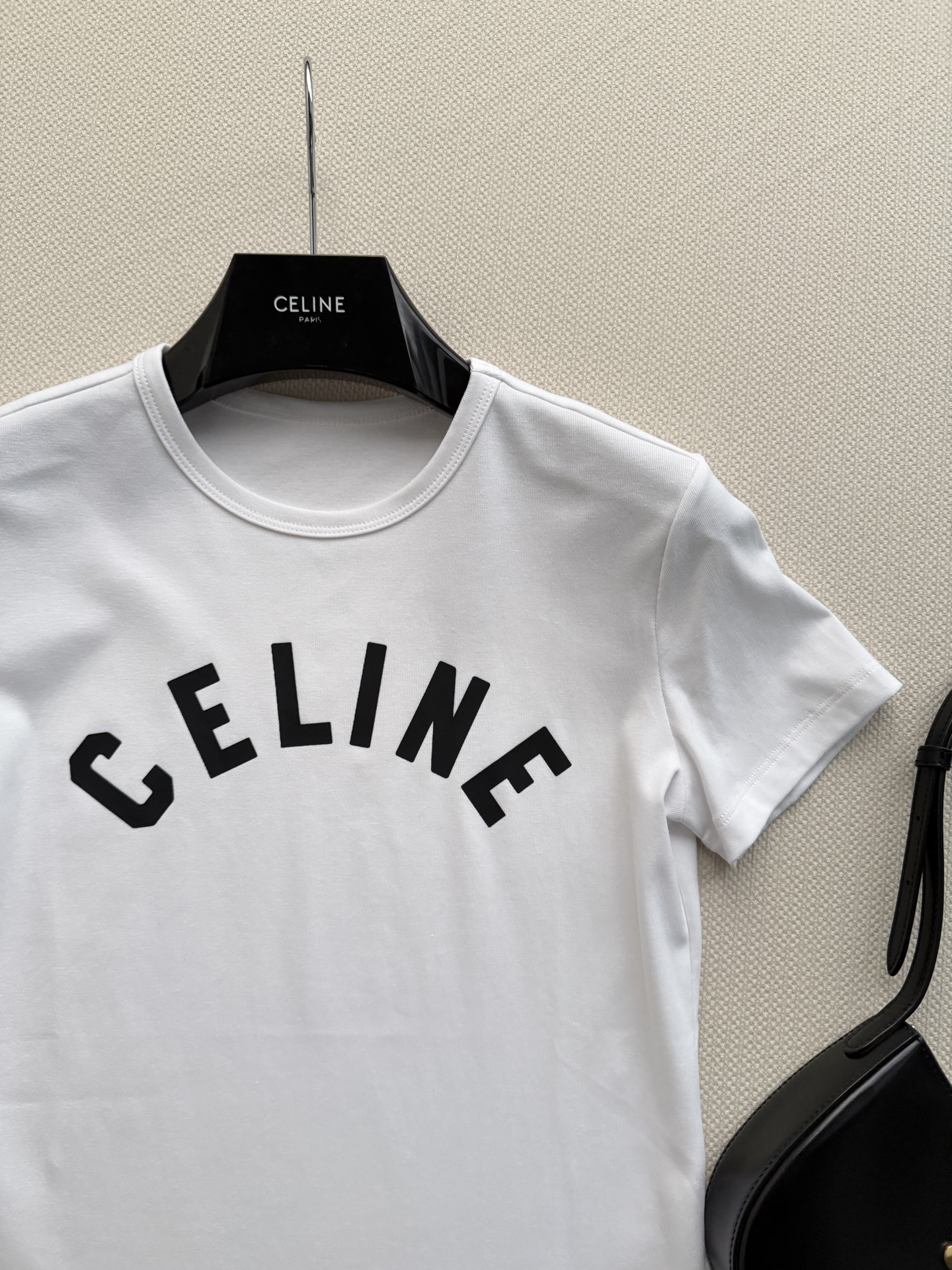 Celin*🆕这款短袖T恤，正面弧形Logo，简约又有辨识度。高品质棉料，柔软透气，夏天穿超舒服！修身版