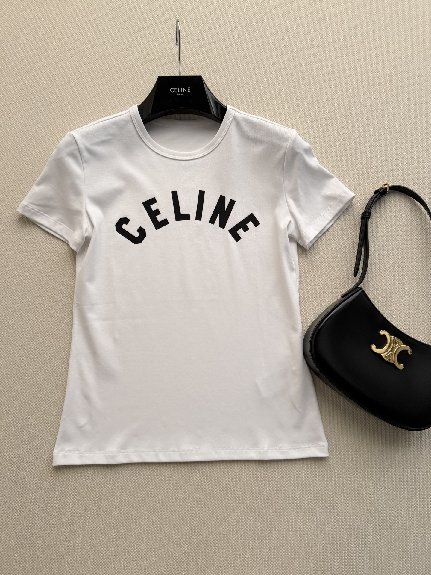 Celin*🆕这款短袖T恤，正面弧形Logo，简约又有辨识度。高品质棉料，柔软透气，夏天穿超舒服！修身版