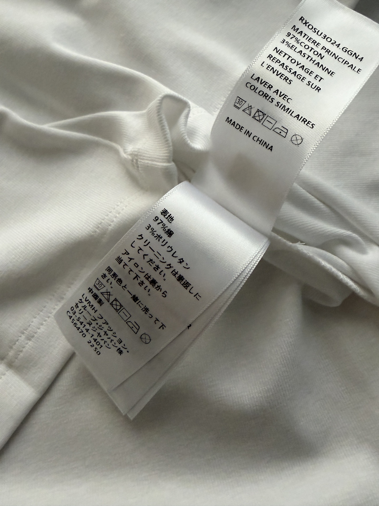 Celin*🆕这款短袖T恤，正面弧形Logo，简约又有辨识度。高品质棉料，柔软透气，夏天穿超舒服！修身版